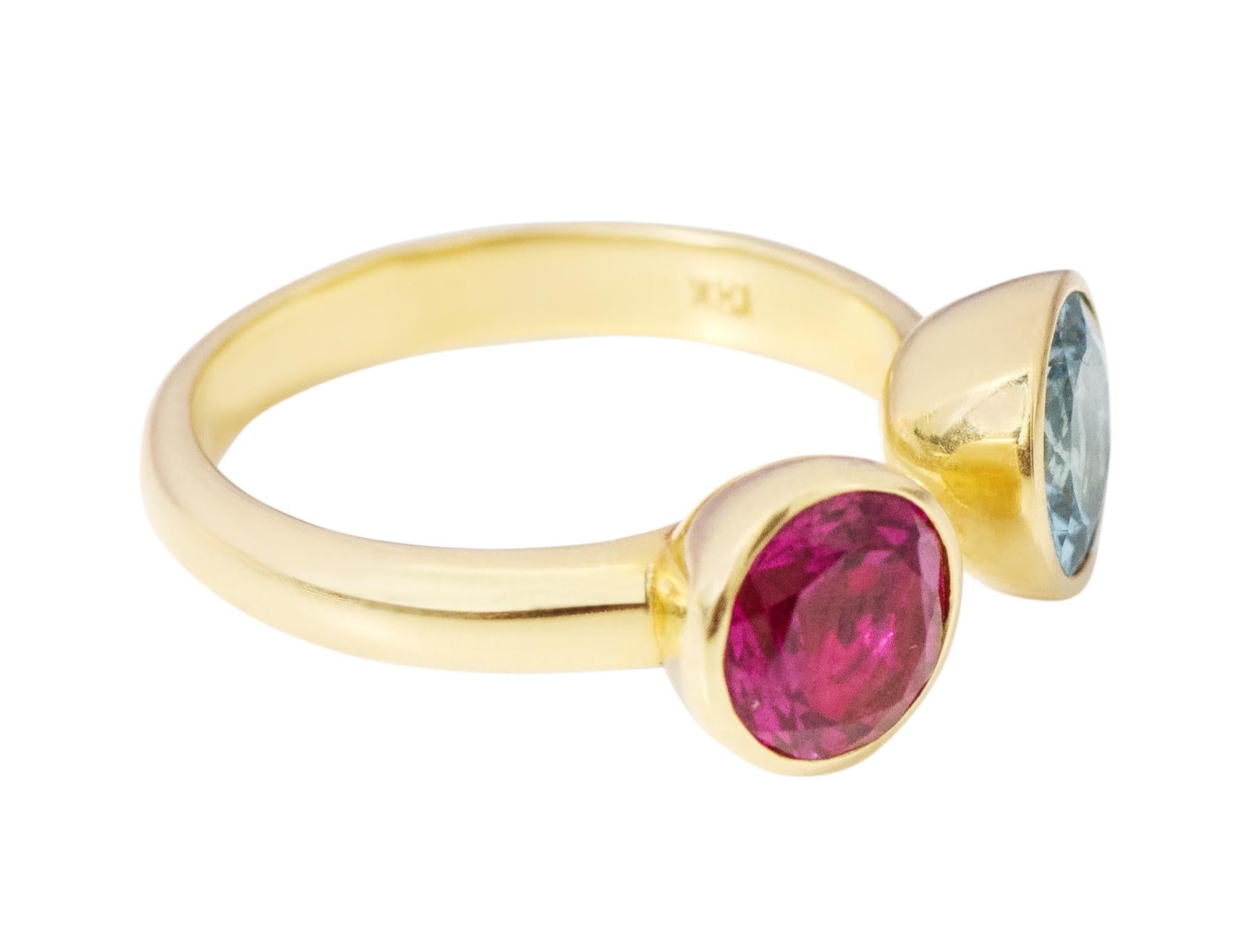 Round Cut 18 Karat Yellow Gold Aquamarine and Tourmaline Solitaire Ring For Sale