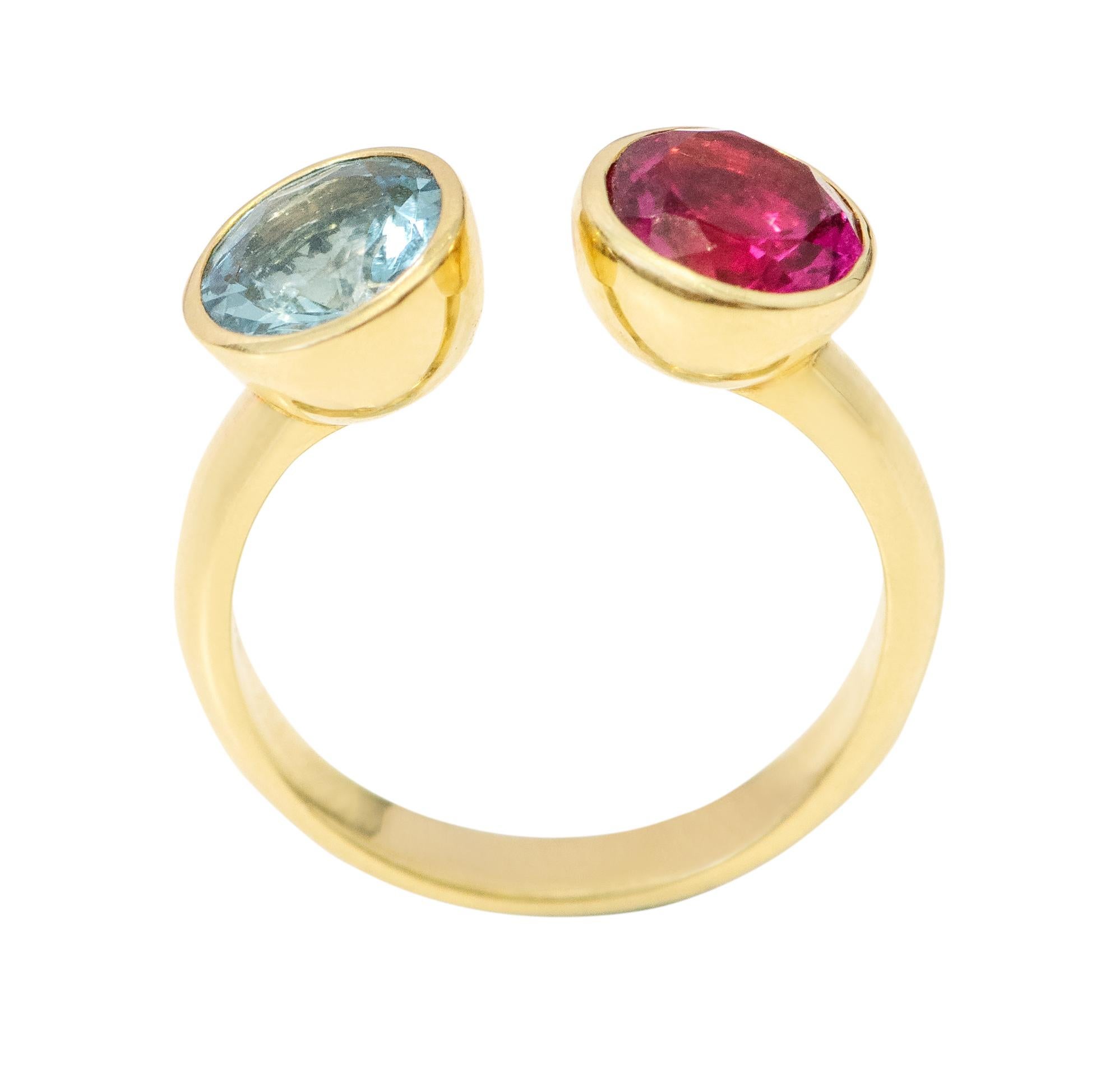 18 Karat Yellow Gold Aquamarine and Tourmaline Solitaire Ring In New Condition For Sale In Jaipur, IN