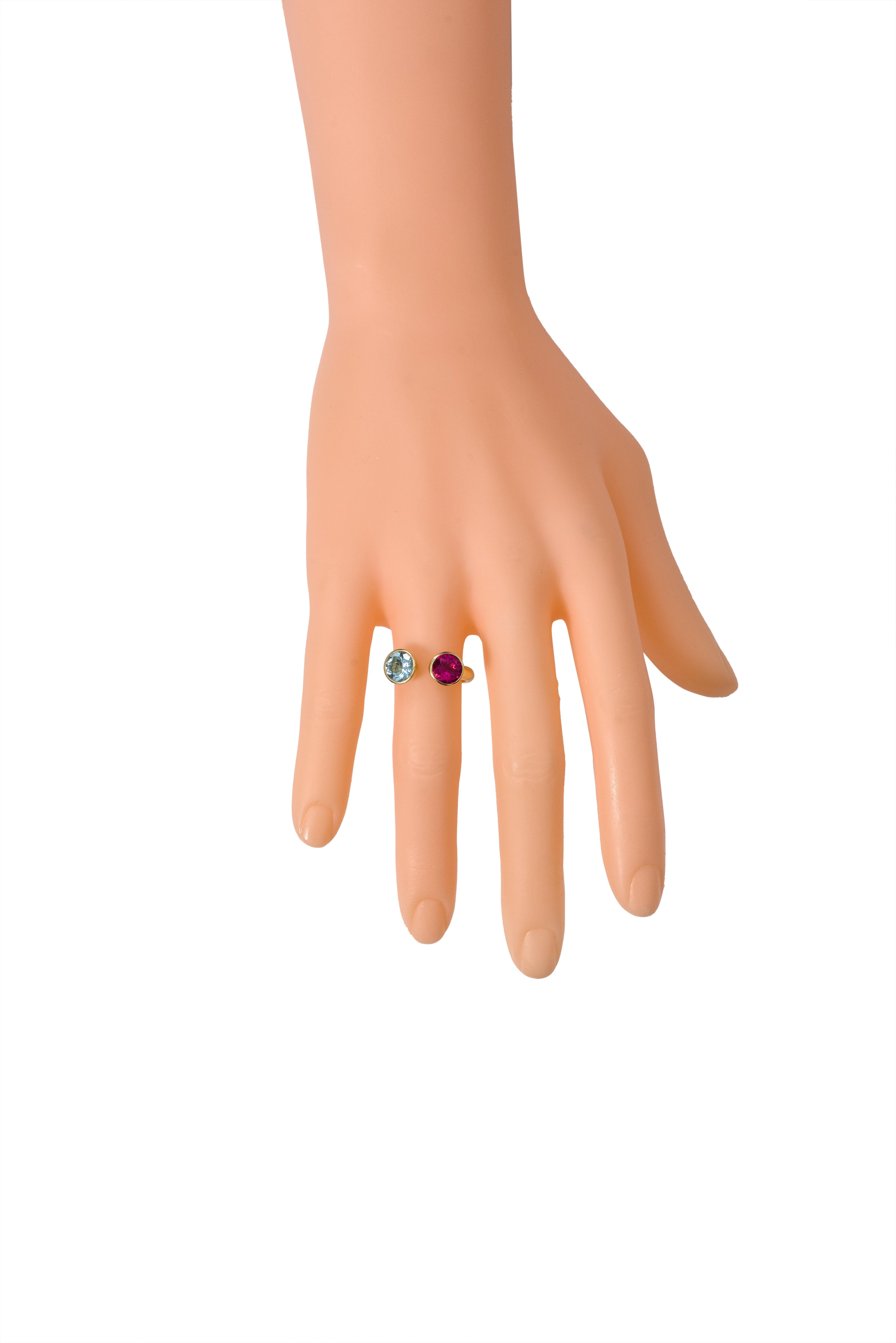 Women's 18 Karat Yellow Gold Aquamarine and Tourmaline Solitaire Ring For Sale