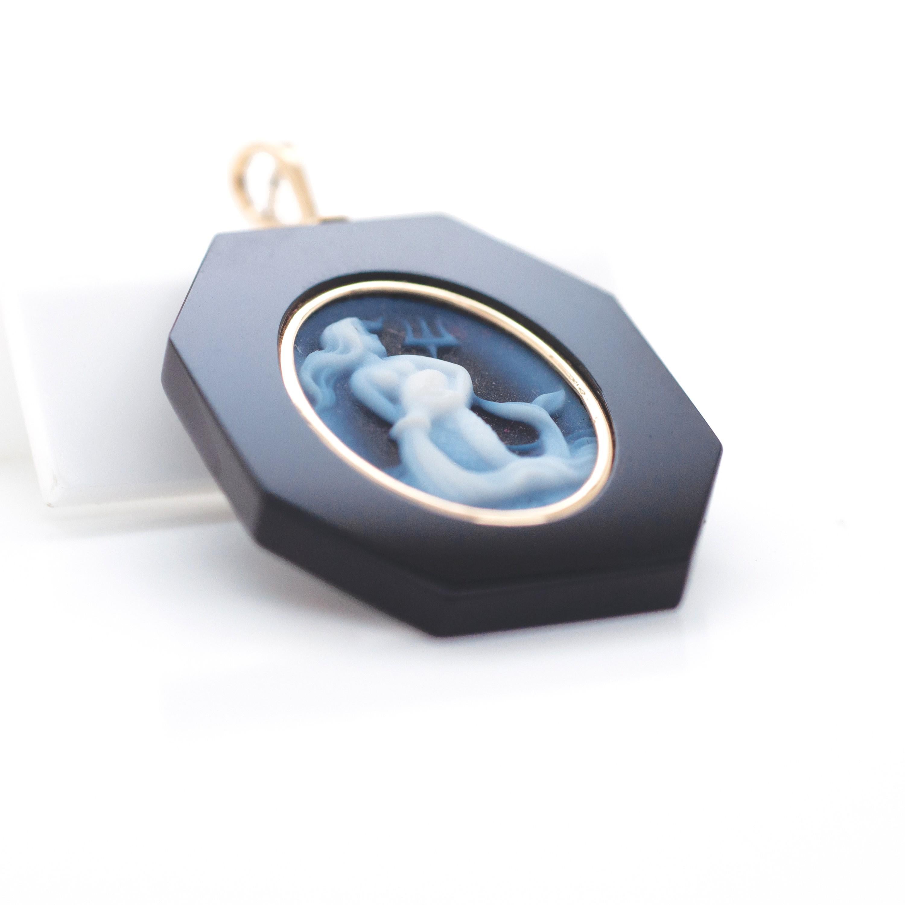 18 Karat Yellow Gold Aquarius Zodiac Agate Cameo Black Onyx Pendant Necklace For Sale 4