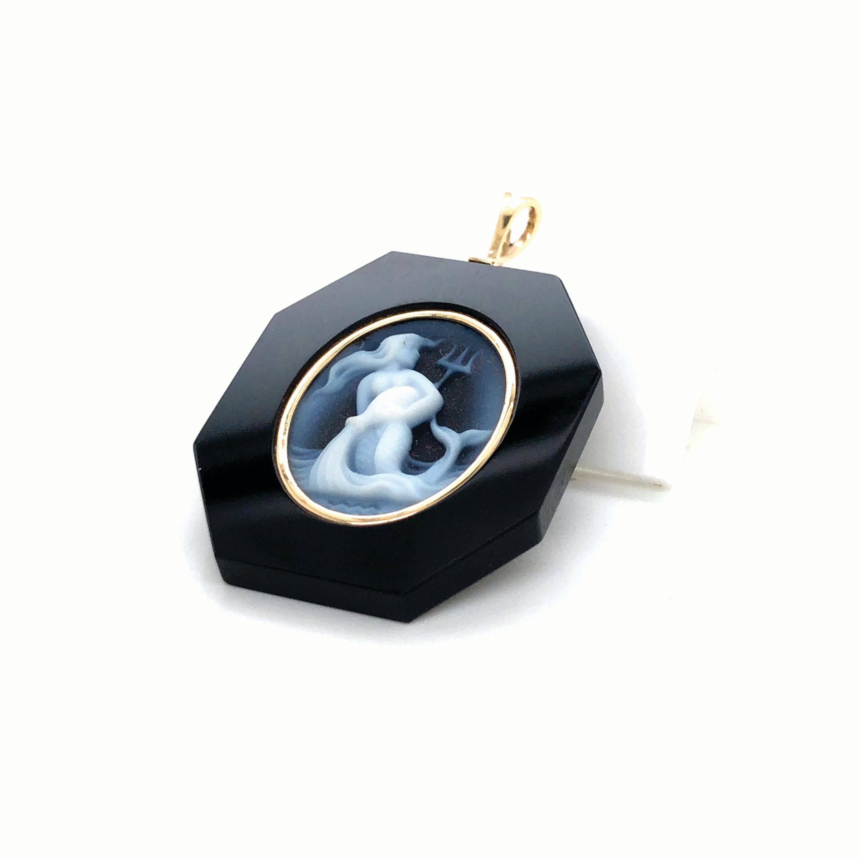 18 Karat Yellow Gold Aquarius Zodiac Agate Cameo Black Onyx Pendant Necklace For Sale 6