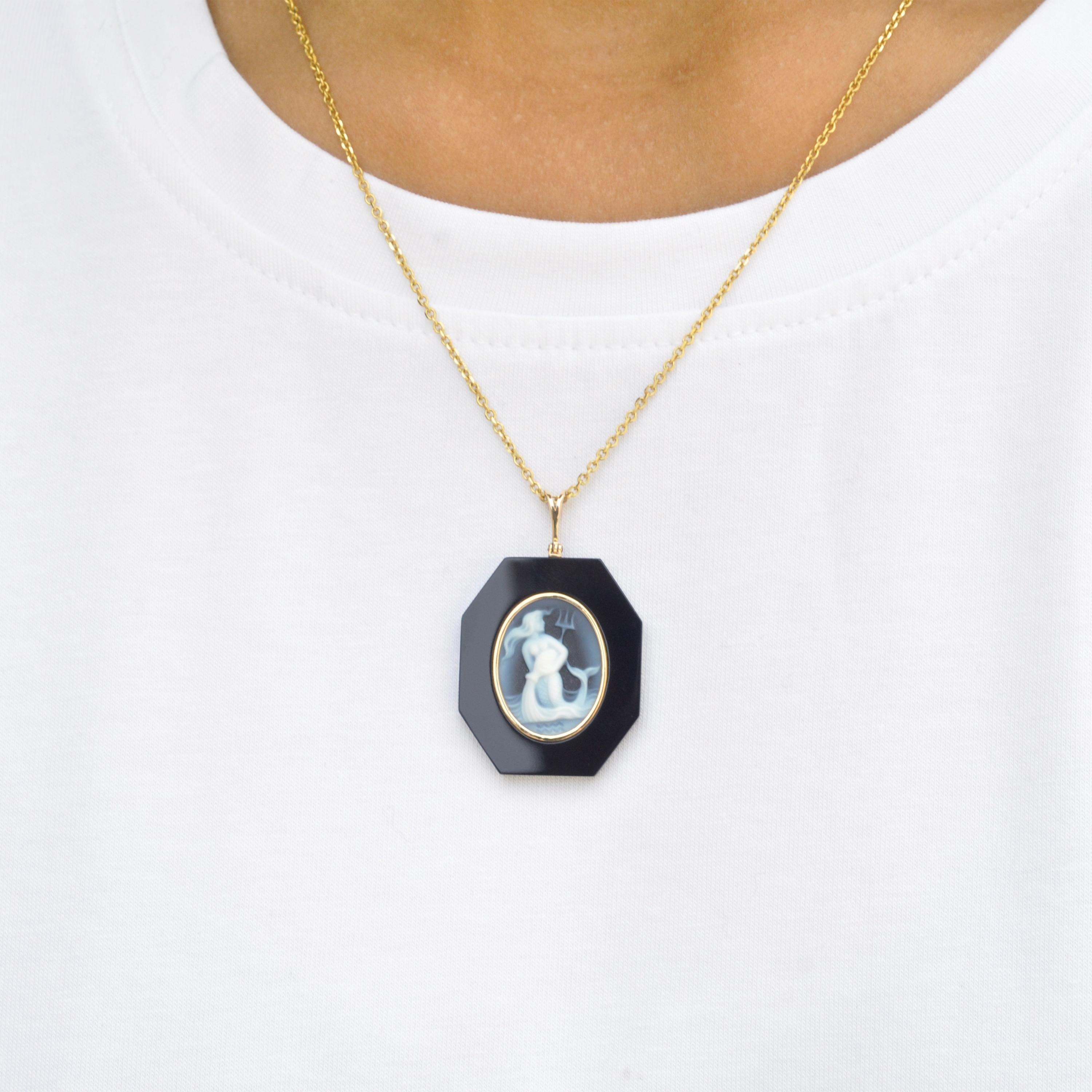 Contemporary 18 Karat Yellow Gold Aquarius Zodiac Agate Cameo Black Onyx Pendant Necklace For Sale