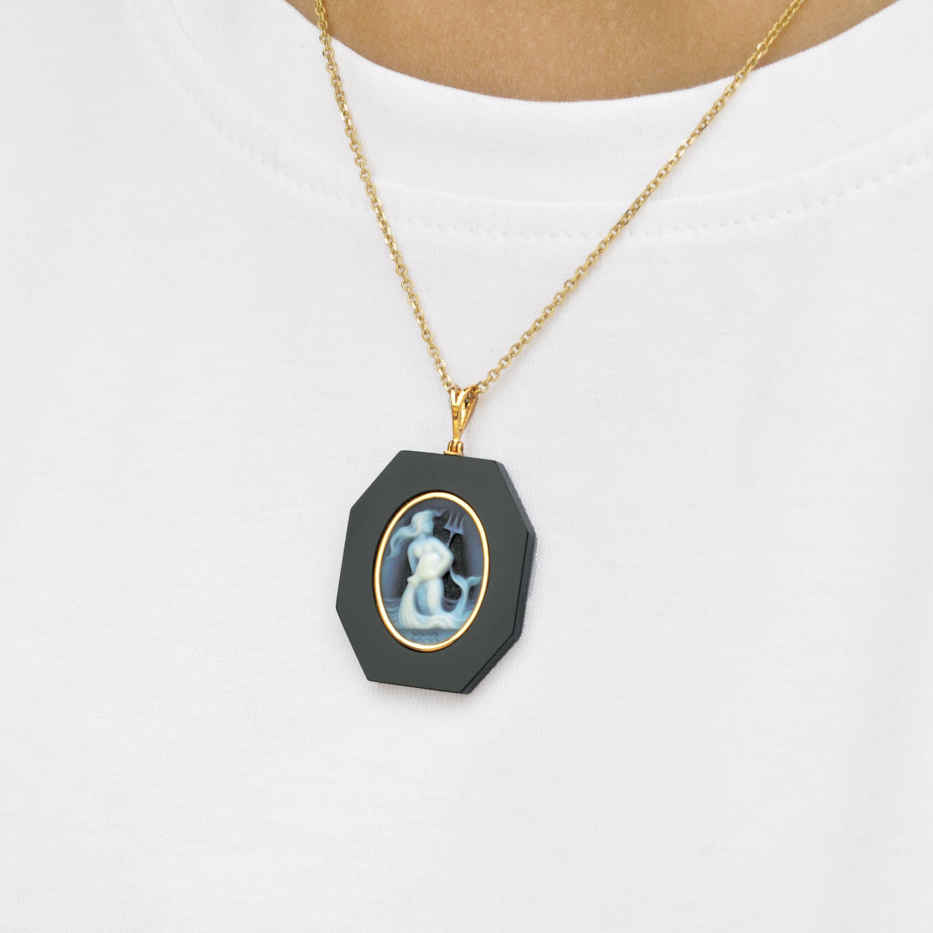 Mixed Cut 18 Karat Yellow Gold Aquarius Zodiac Agate Cameo Black Onyx Pendant Necklace For Sale