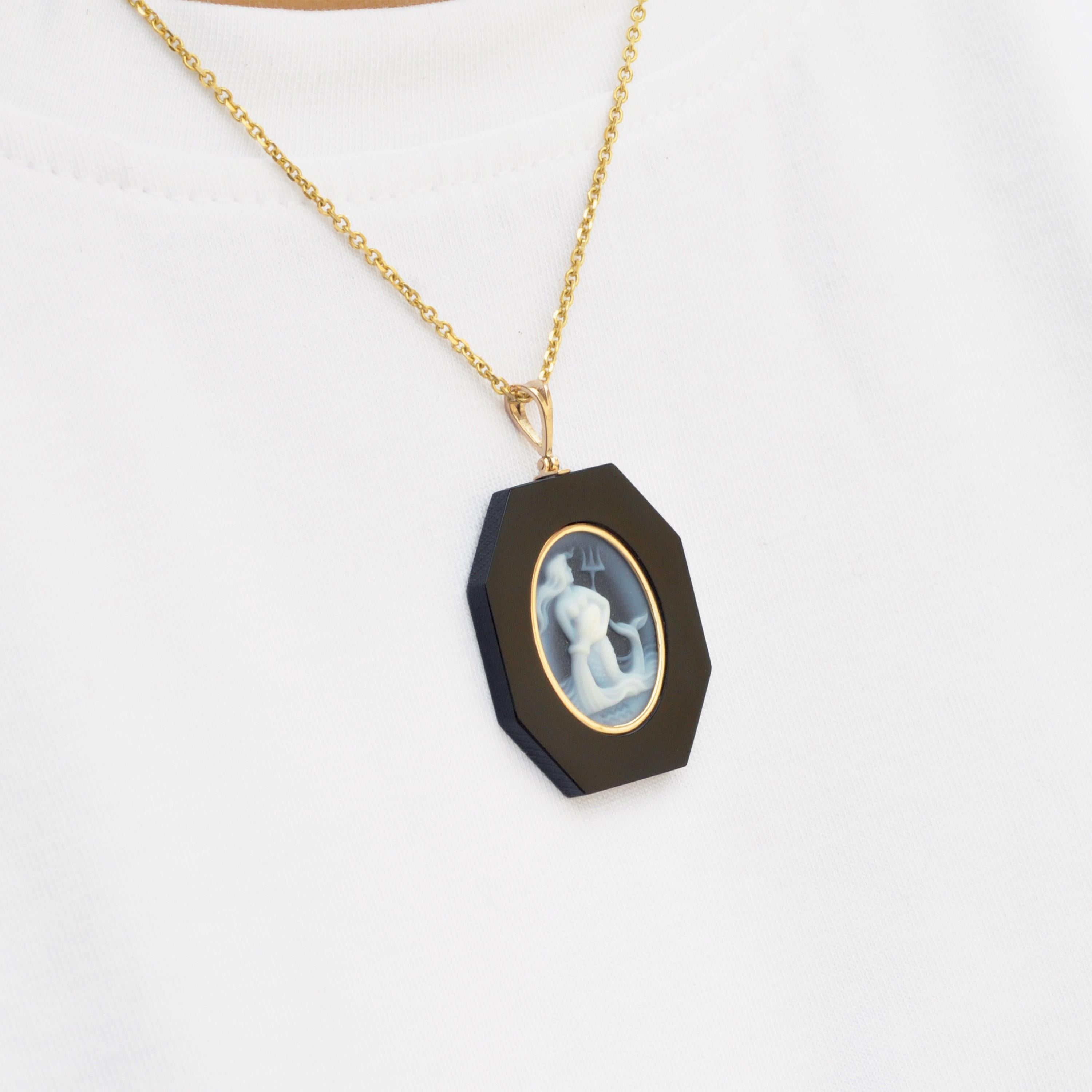 18 Karat Yellow Gold Aquarius Zodiac Agate Cameo Black Onyx Pendant Necklace In New Condition For Sale In Jaipur, Rajasthan