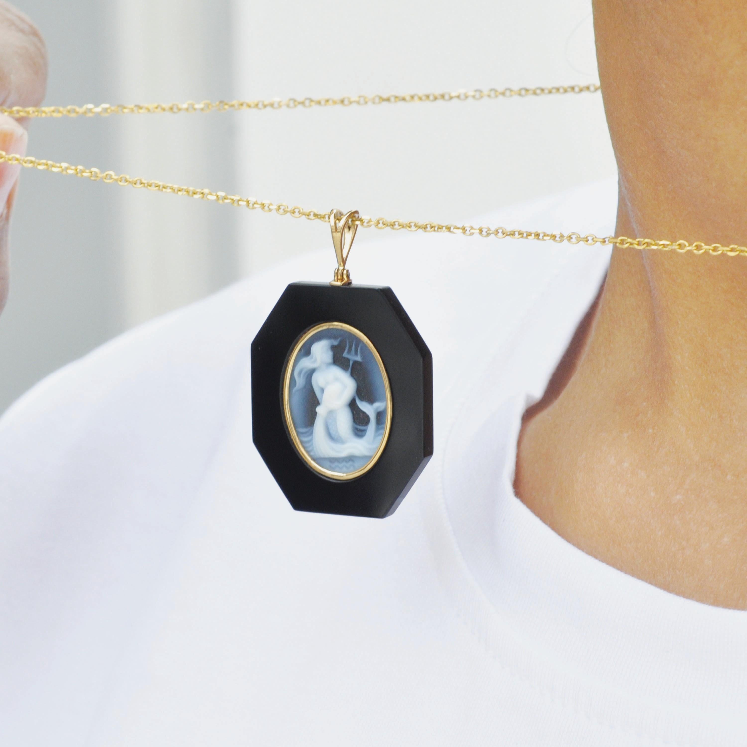 18 Karat Yellow Gold Aquarius Zodiac Agate Cameo Black Onyx Pendant Necklace For Sale 1