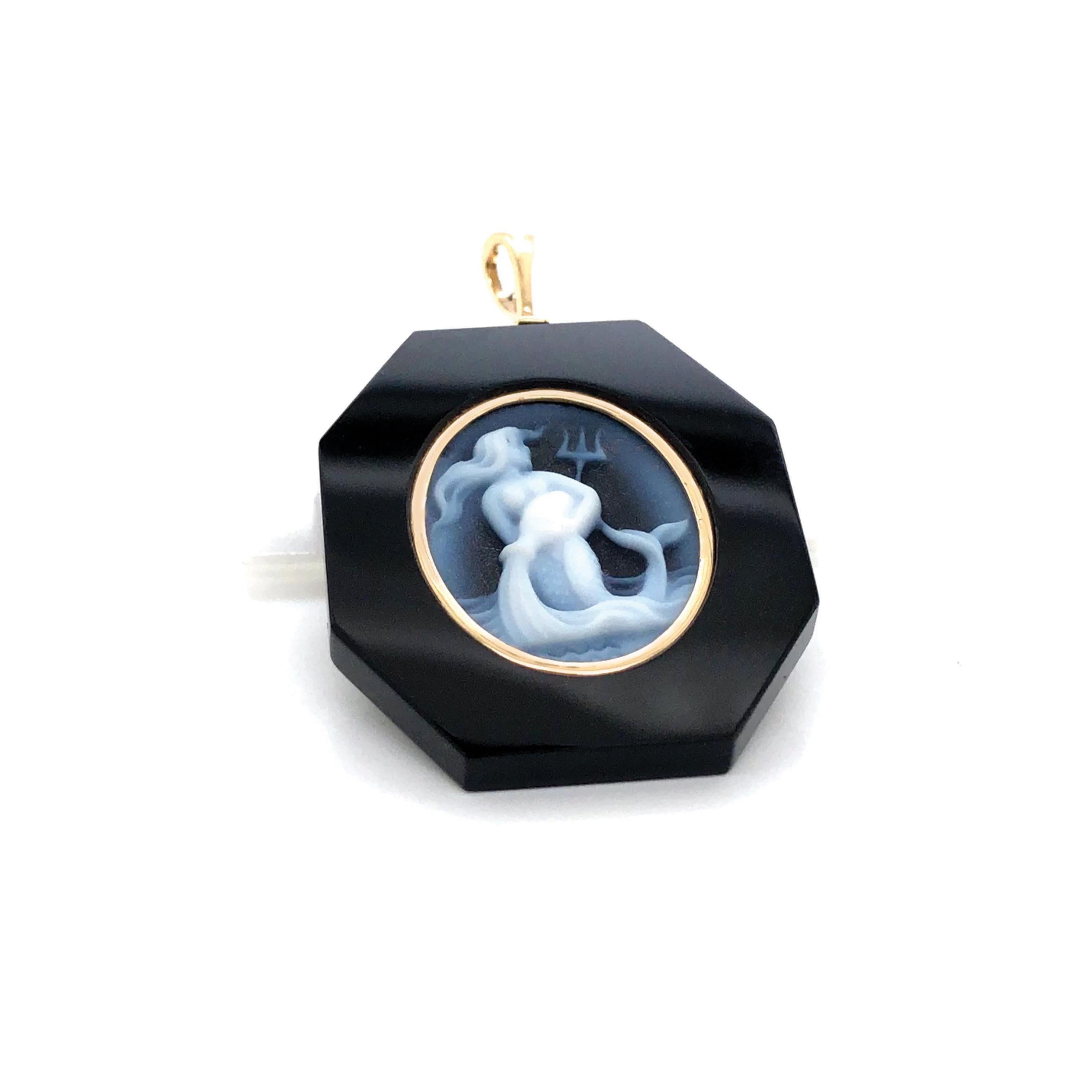 18 Karat Yellow Gold Aquarius Zodiac Agate Cameo Black Onyx Pendant Necklace For Sale 3