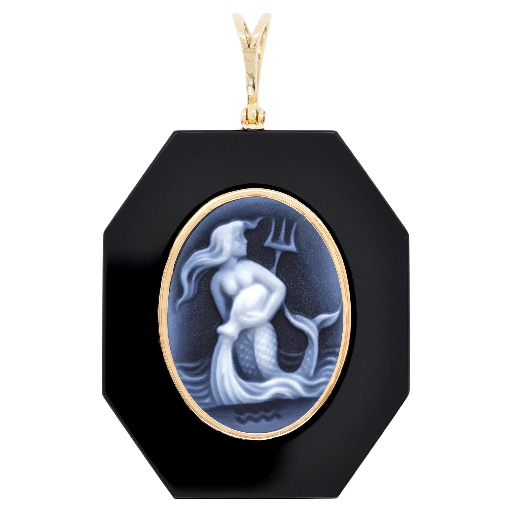 18 Karat Yellow Gold Aquarius Zodiac Agate Cameo Black Onyx Pendant Necklace