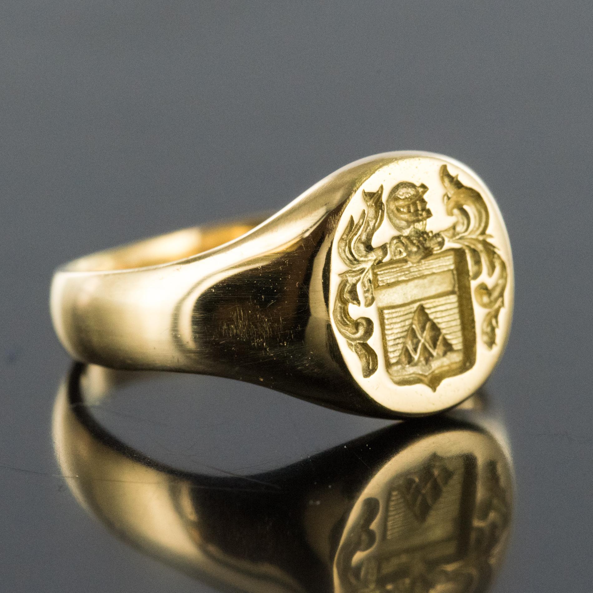 Modern 18 Karat Yellow Gold Armorial Bearings Women Signet Ring