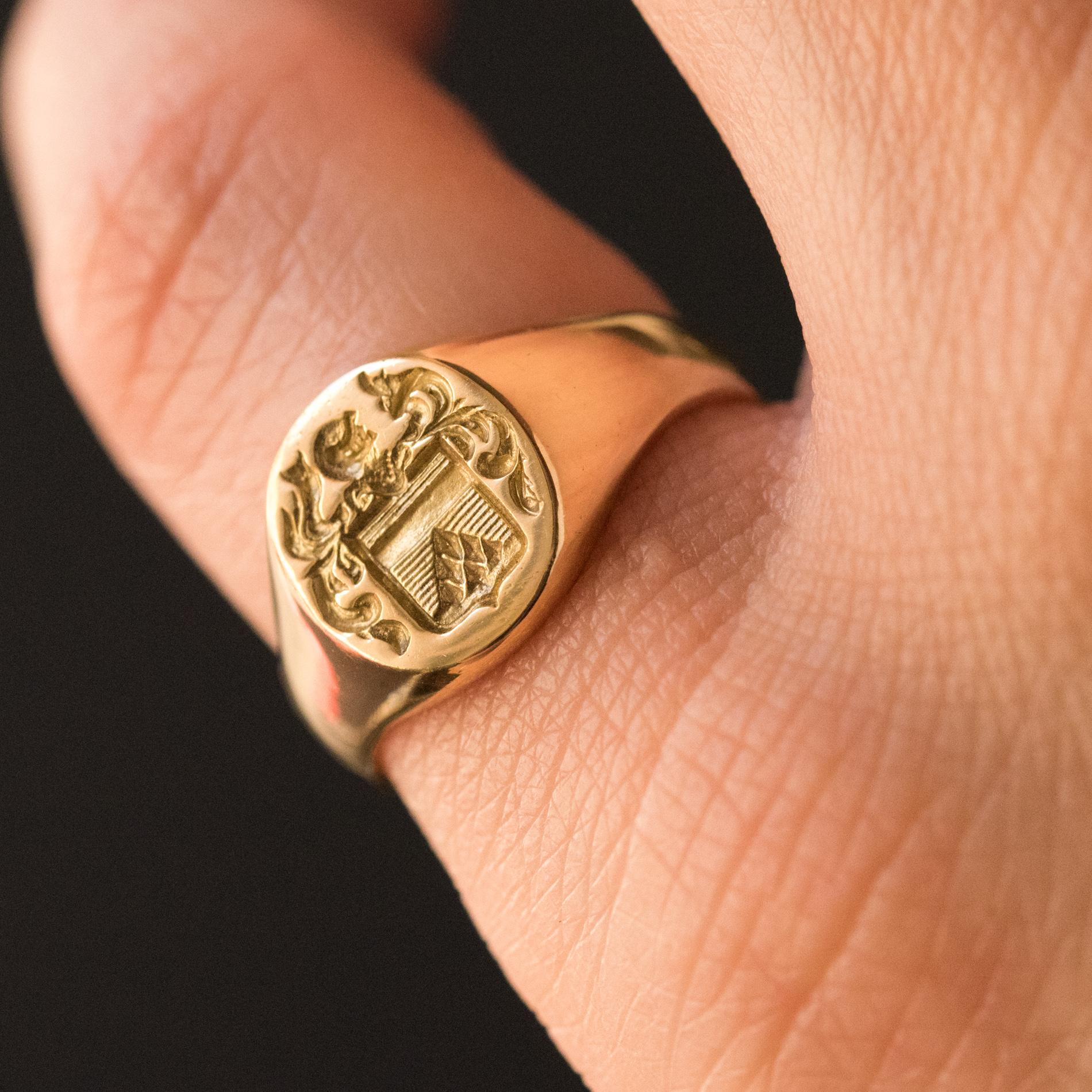 18 Karat Yellow Gold Armorial Bearings Women Signet Ring In New Condition In Poitiers, FR