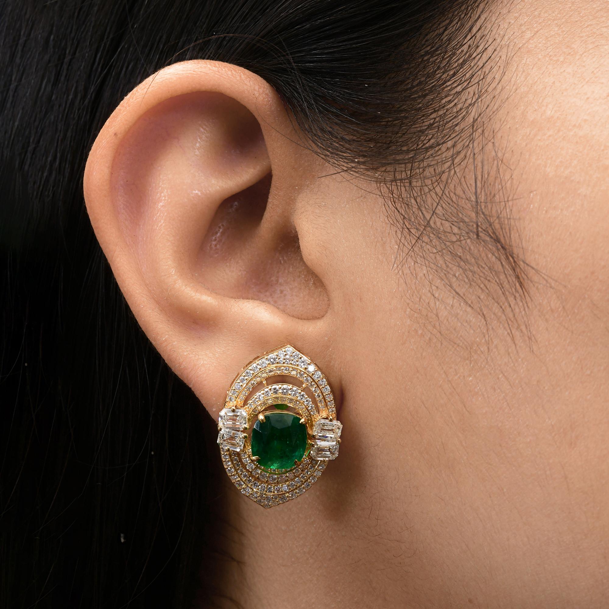 Boucles d'oreilles en or jaune 18 carats Art Deco 8.02Tcw Zambian Emerald Diamonds Stud Earrings. Il s'agit d'une paire de boucles d'oreilles en or jaune, mettant en valeur une émeraude centrale d'un vert vif dans un coussin. L'émeraude, solidement