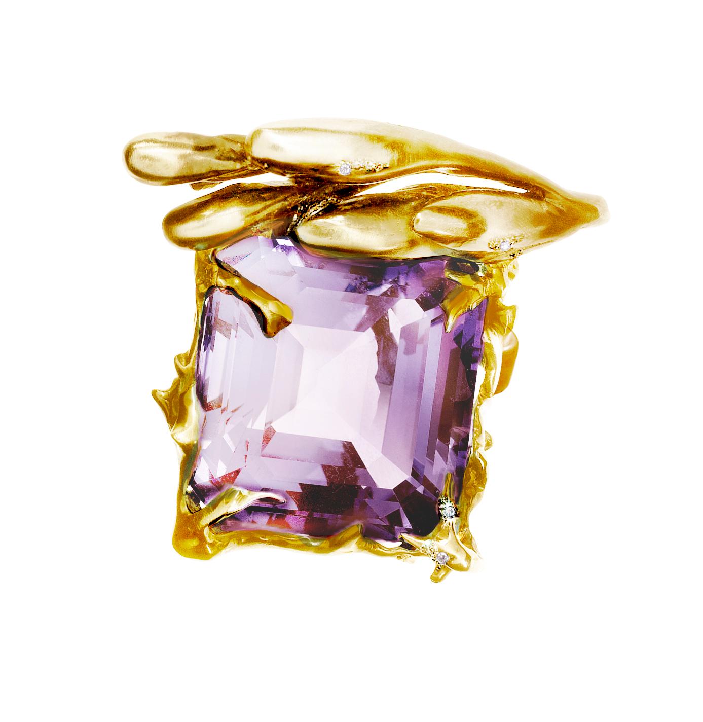 Ce collier pendentif artisanal Fairy Tale est en or jaune 18 carats et comporte des diamants et une énorme améthyste de taille coussin antique (26x21 mm). La taille du pendentif est d'environ 3 cm. Présenté dans Vogue UA, il s'agit d'un bijou de