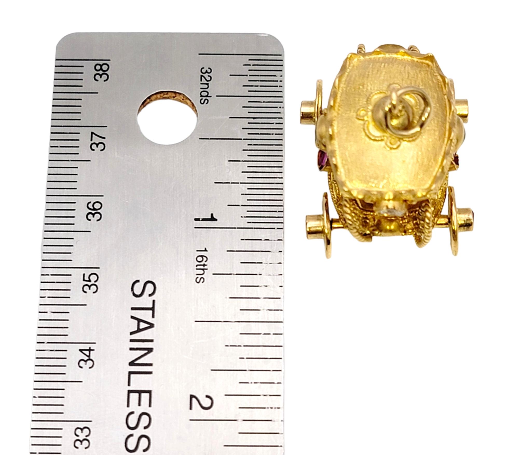 Pendentif ou breloque en or jaune 18 carats en forme de chariot roulant 3d avec plusieurs pierres précieuses en vente 9