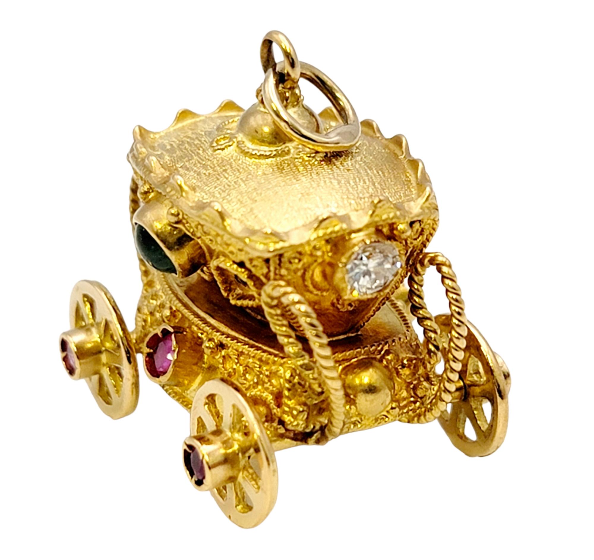 Contemporain Pendentif ou breloque en or jaune 18 carats en forme de chariot roulant 3d avec plusieurs pierres précieuses en vente