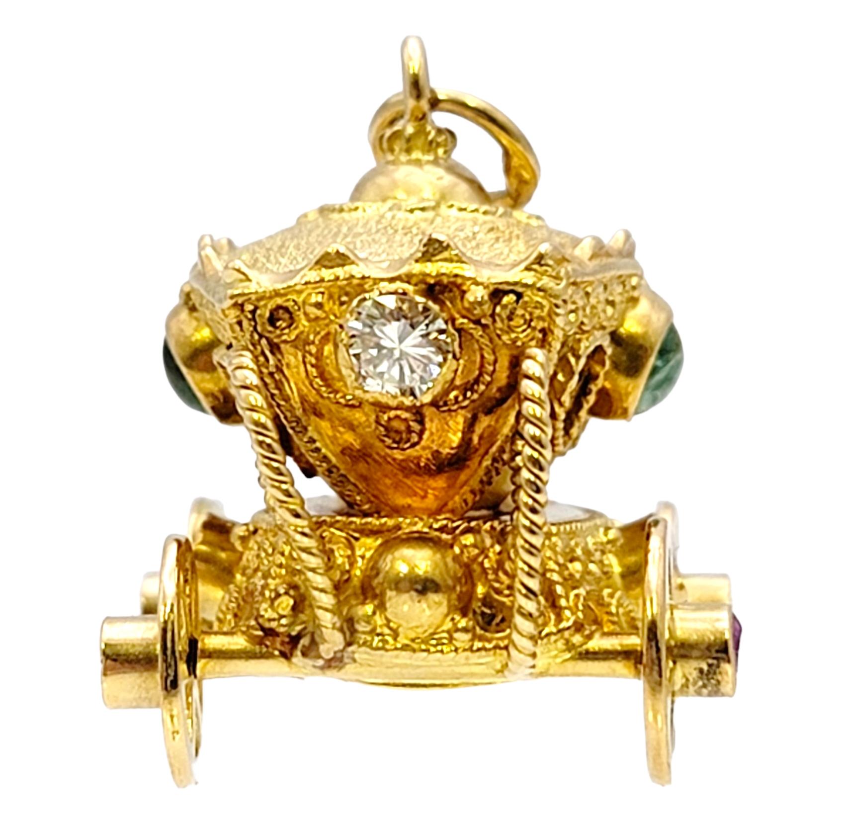 Taille ronde Pendentif ou breloque en or jaune 18 carats en forme de chariot roulant 3d avec plusieurs pierres précieuses en vente