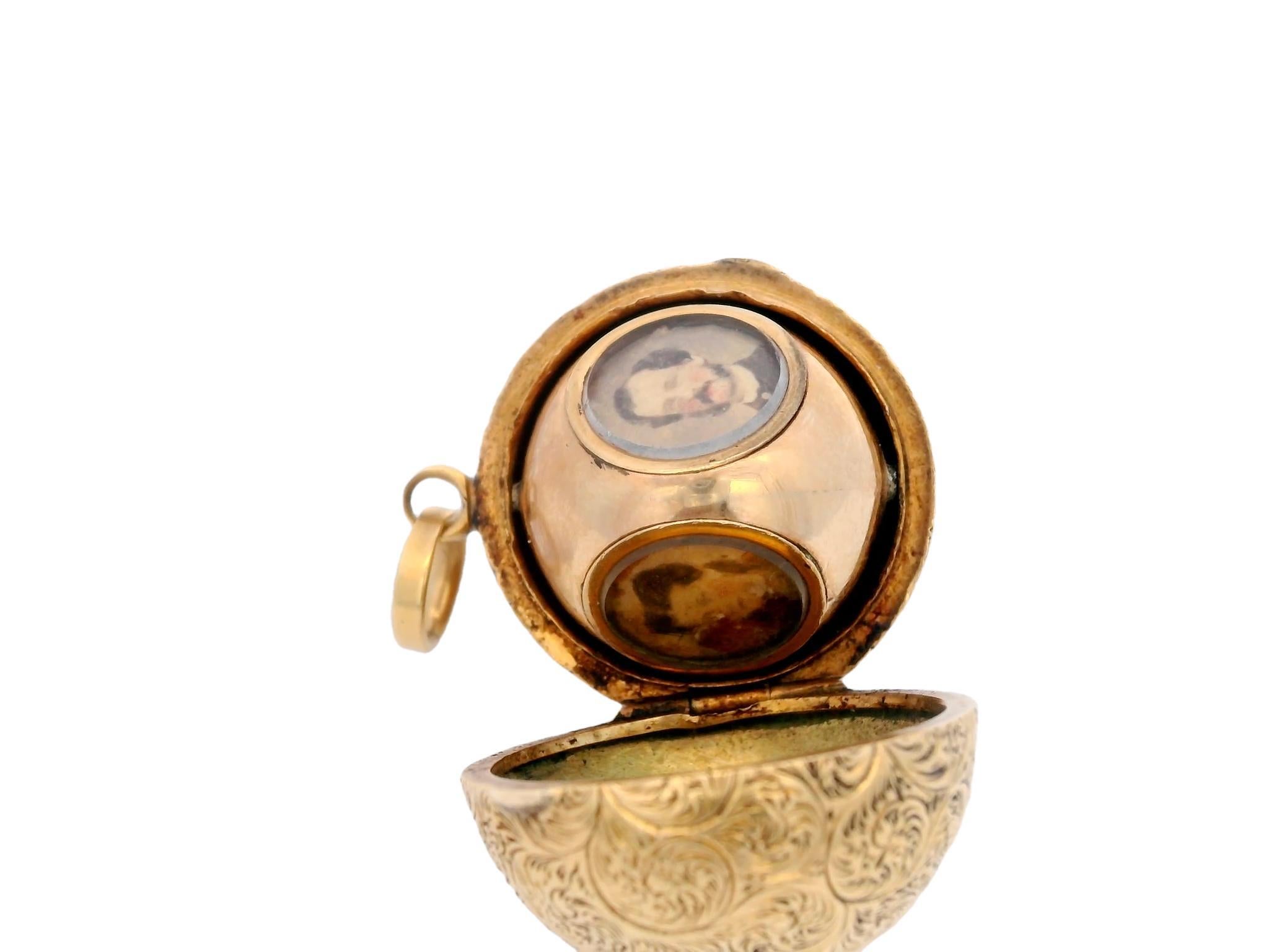 Georgian 18 Karat Yellow Gold Articulated Multi-Photo Globe Locket 19th Century Antique