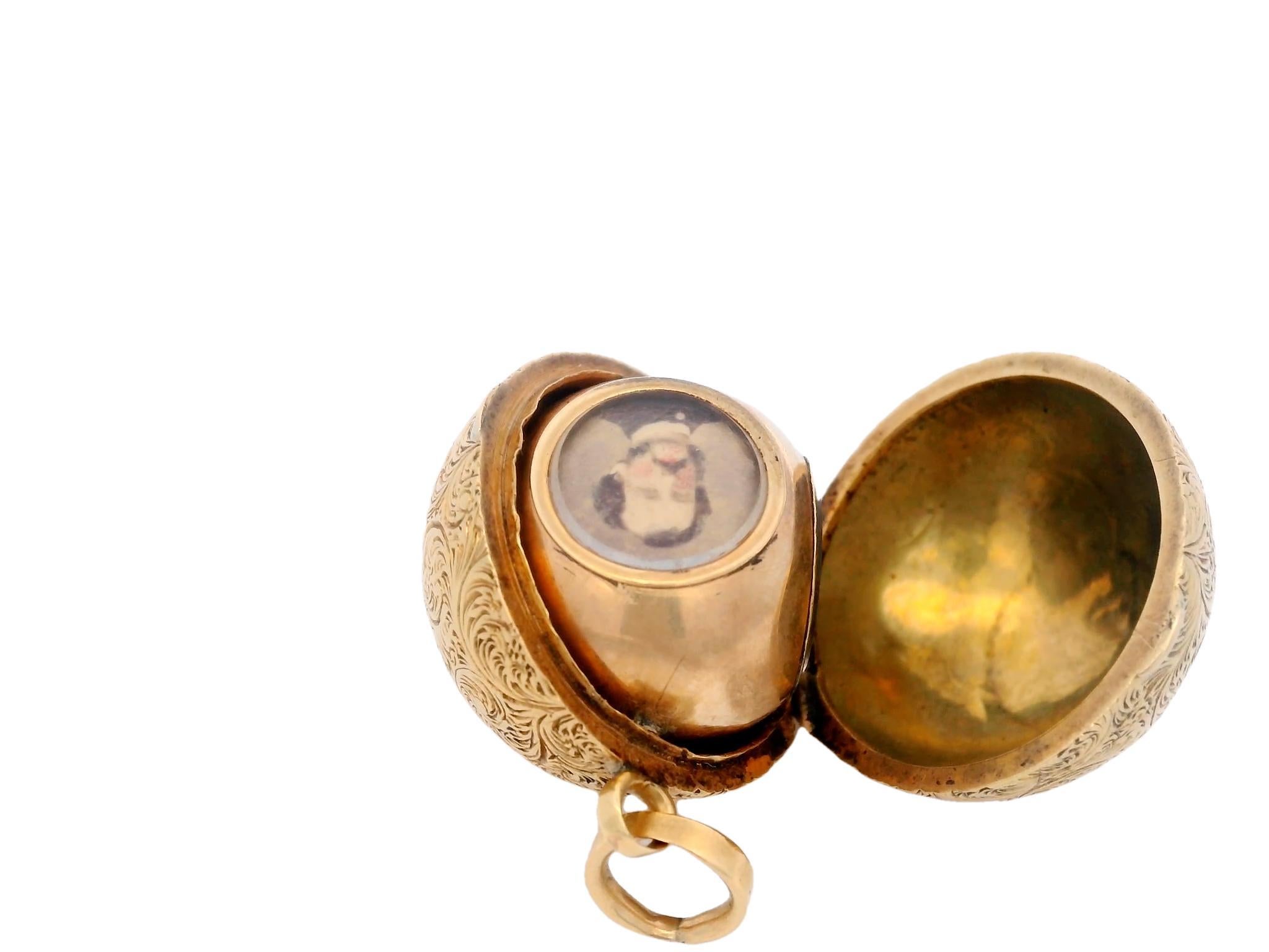 18 Karat Yellow Gold Articulated Multi-Photo Globe Locket 19th Century Antique In Good Condition In Fairfield, CT