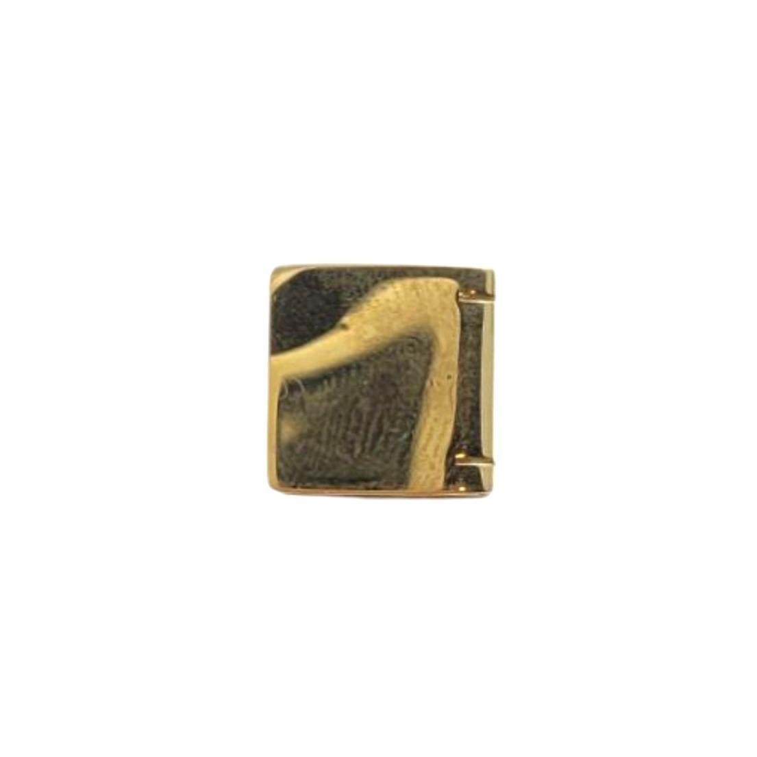 Charm de maison articulée en or jaune 18K

Cette breloque de maison articulée en or jaune 18 carats présente un design finement détaillé qui capture la chaleur et le confort de la maison. Fabriqué en or radieux avec une finition polie, il est un