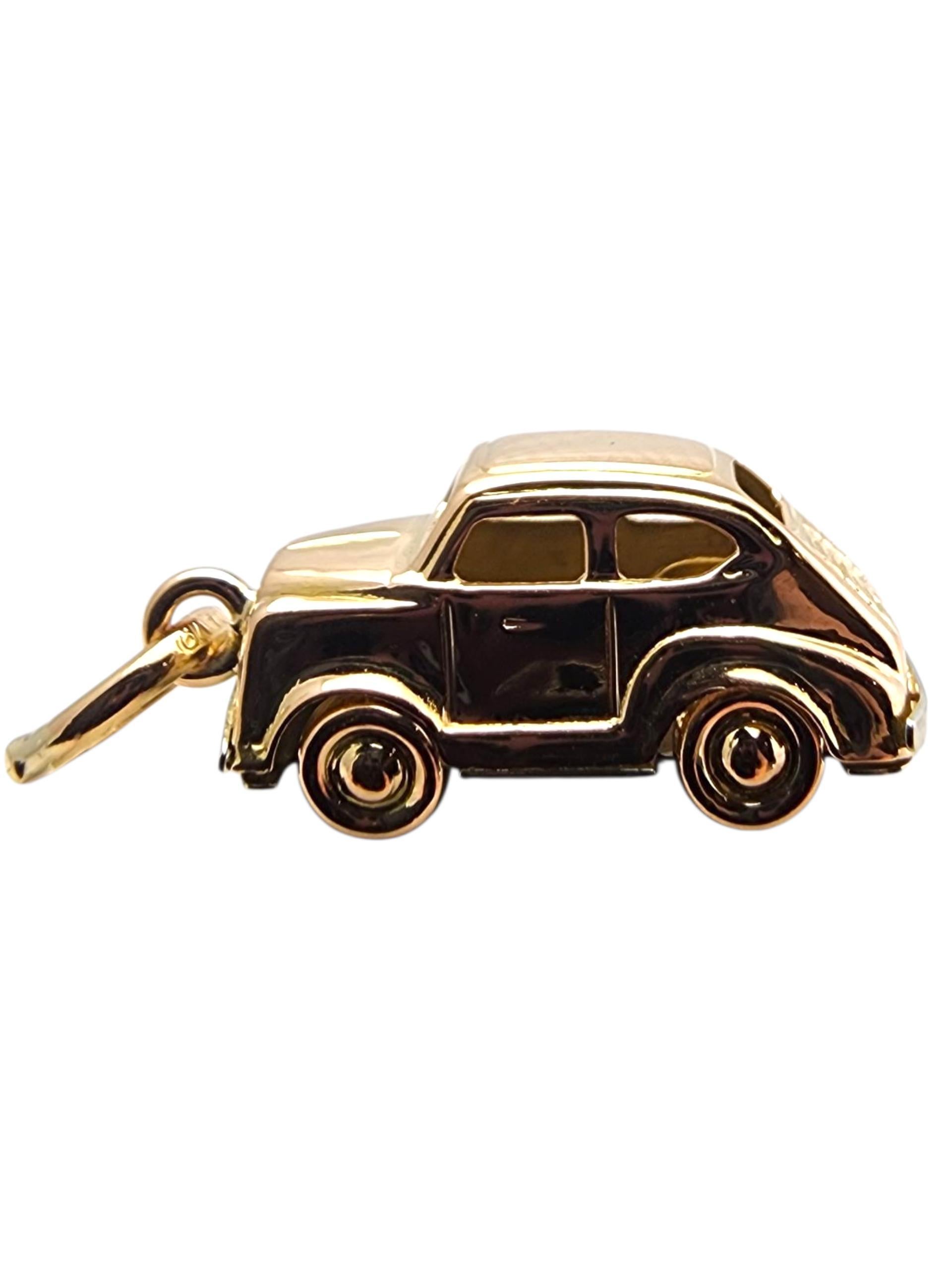 Charm per auto d'epoca in oro giallo 18 carati.

Questo charm in oro giallo 18 carati presenta un design finemente dettagliato di un'auto d'epoca con ruote mobili, che cattura il fascino delle automobili classiche. La sua finitura lucida gli
