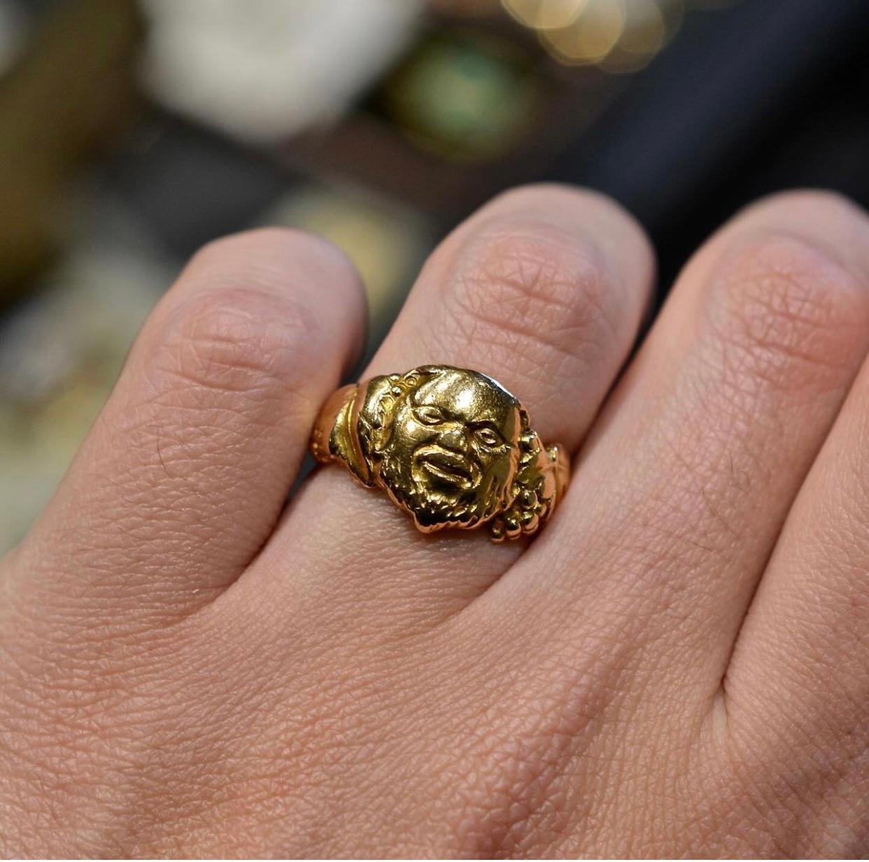 Bacchus-Ring aus 18 Karat Gelbgold von Edouard Aimé Arnould, um 1900 im Angebot 1