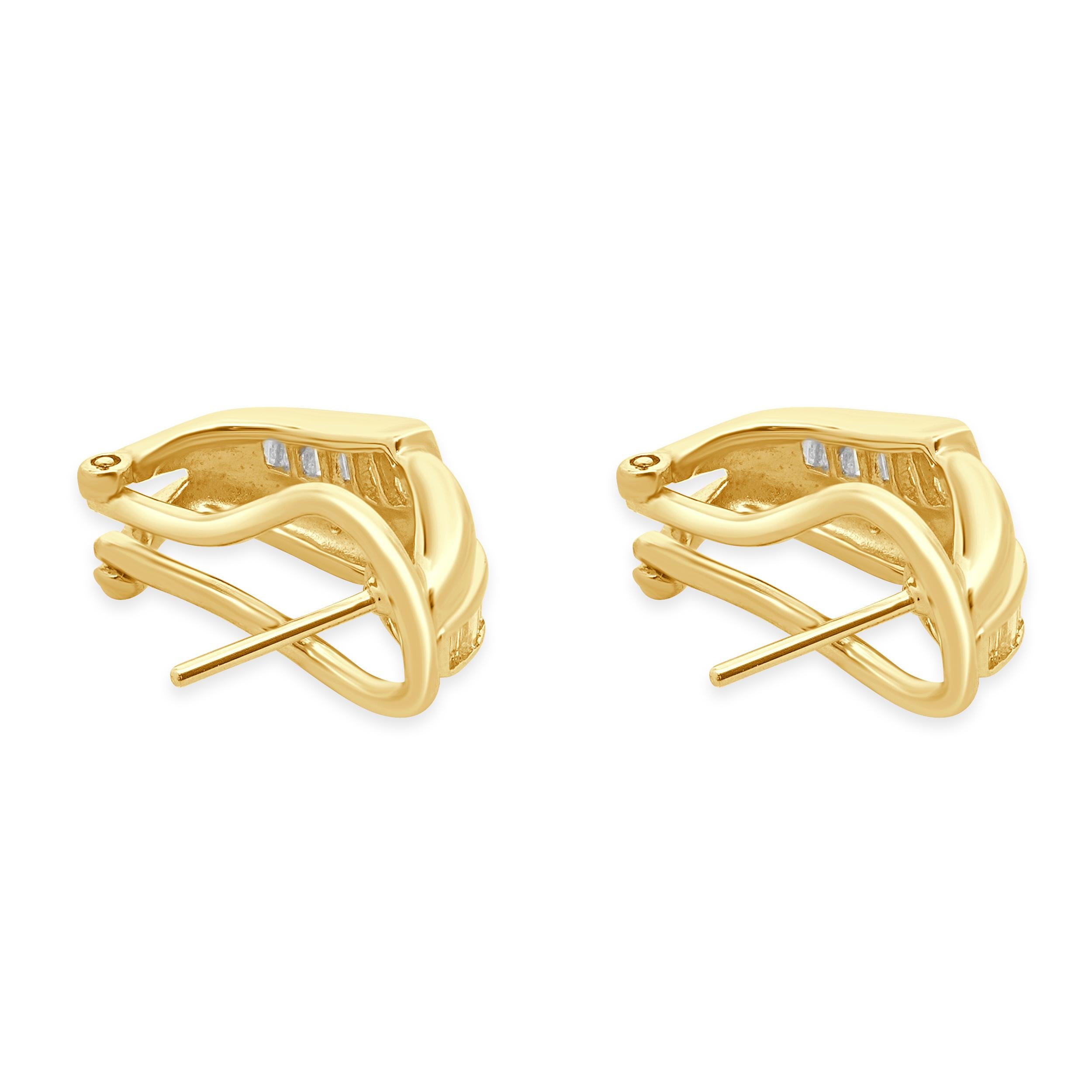 Taille baguette Boucles d'oreilles en or jaune 18 carats avec diamants taille baguette et croisés en vente