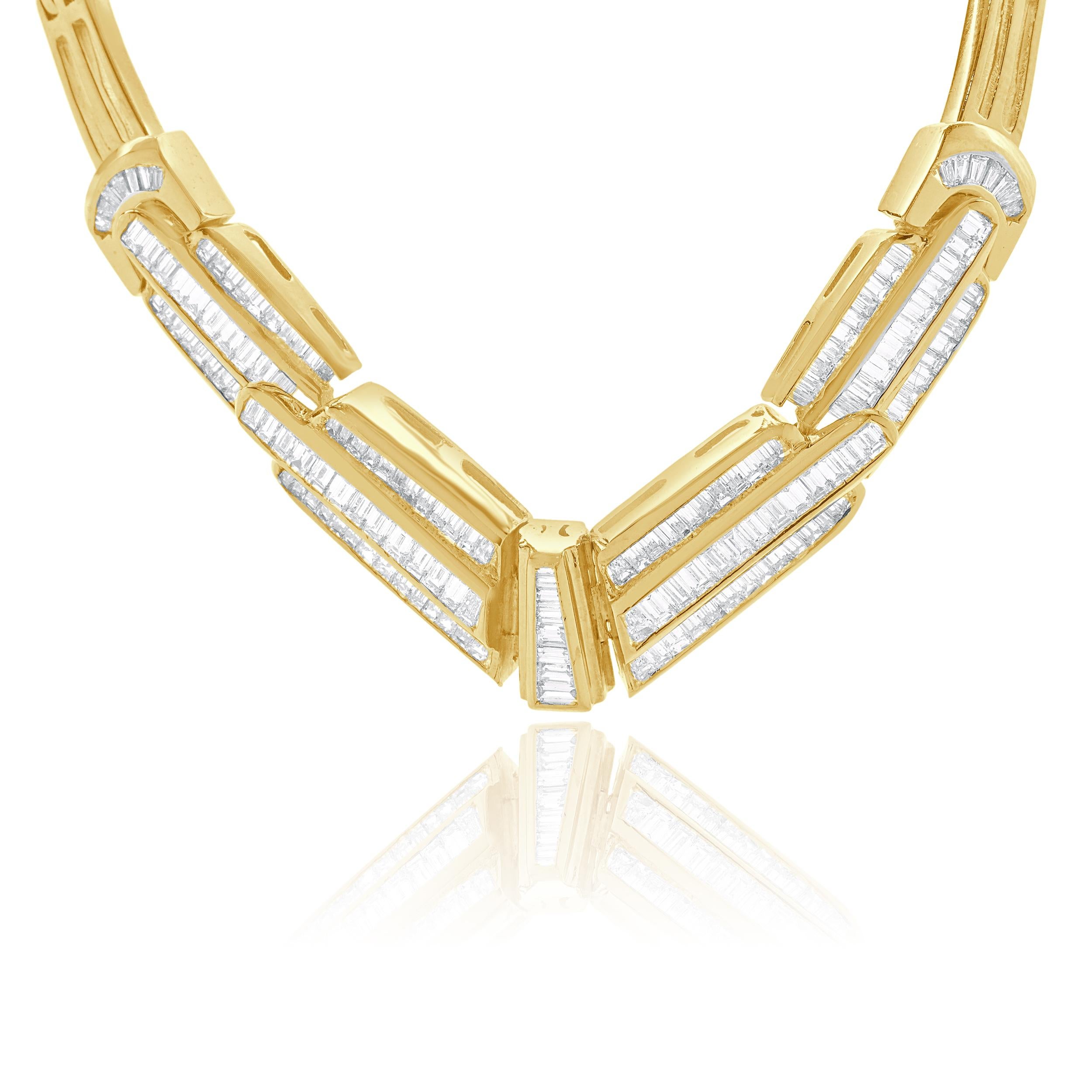 Designer: design personalizzato
Materiale: oro giallo 18 carati
Diamante: 115 taglio baguette = 4,95cttw
Colore: G
Chiarezza: SI1
Dimensioni: la collana misura 17 pollici di lunghezza
Peso: 54,20 grammi