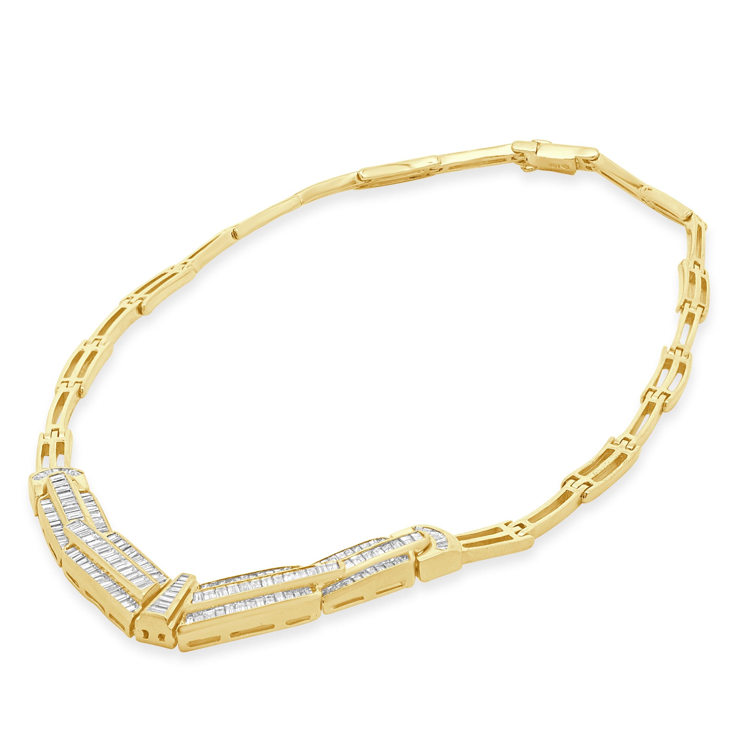 Taglio baguette Collana con collare Chevron di diamanti Baguette in oro giallo 18 carati in vendita