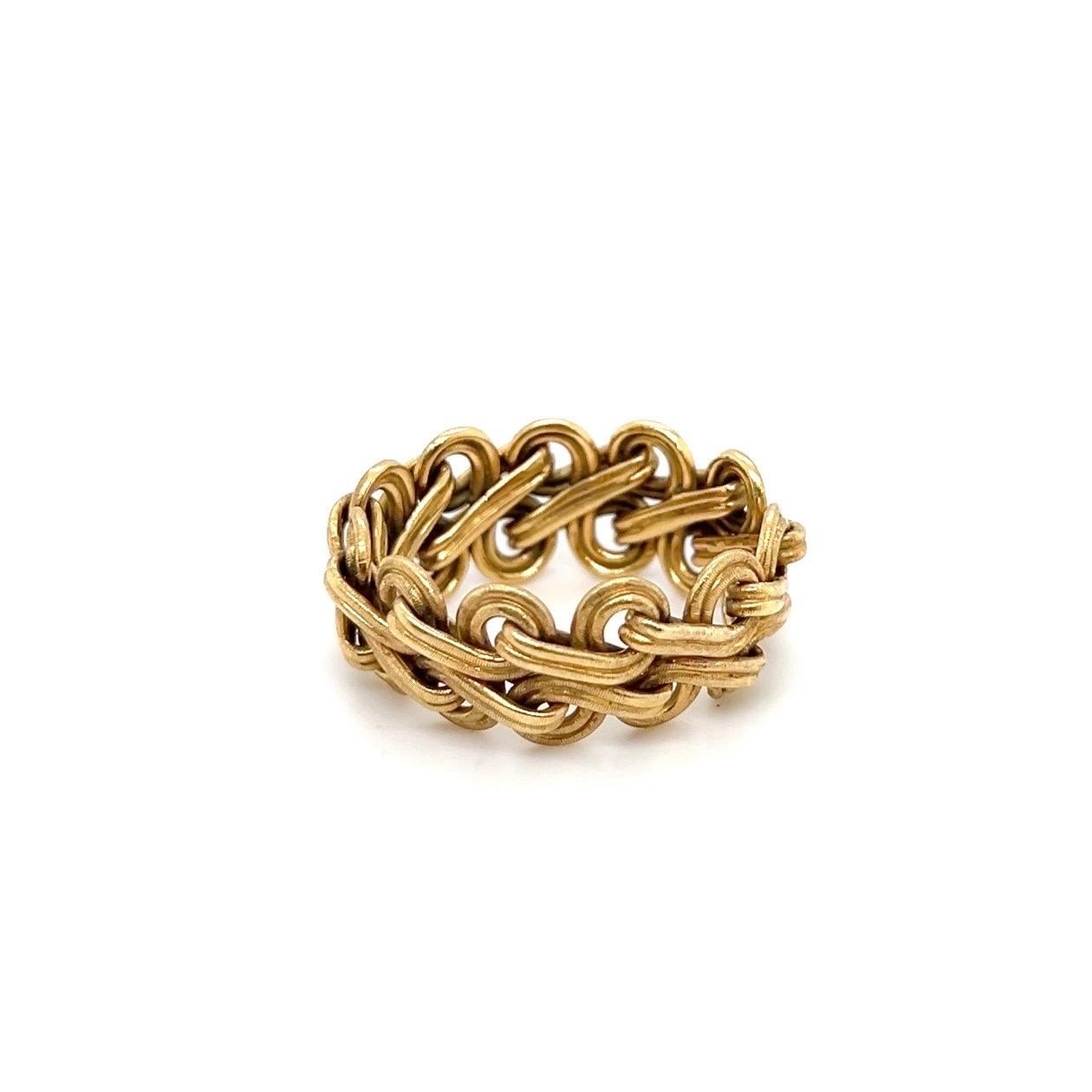 Timeless 18 karat yellow gold band ring by renowned Italian jeweler Gianmaria Buccellati, 1960s.

Crafted in 18 karat matte-finished yellow gold, this flexible, supple band ring features an intricate and woven design. Interconnected gold links