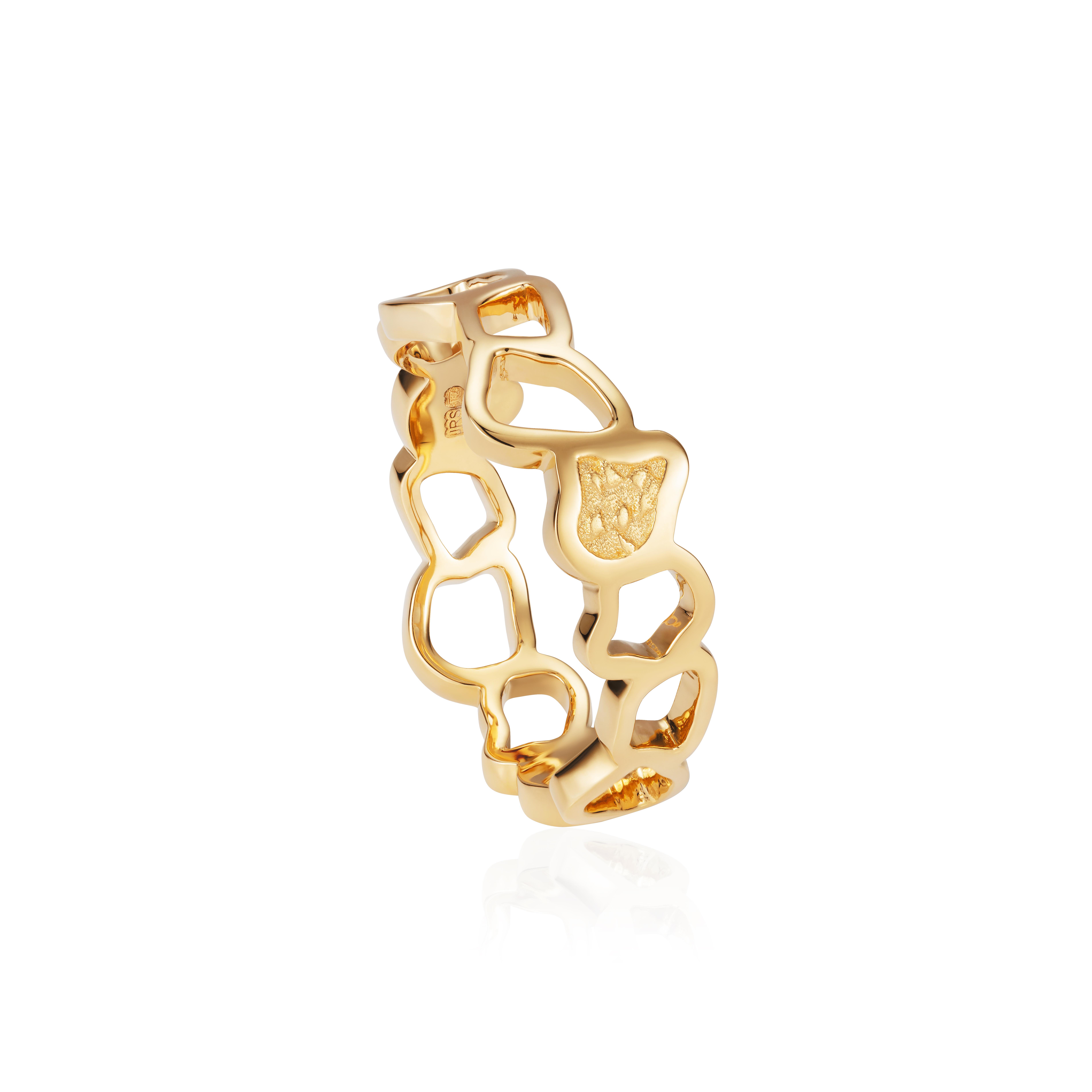 18 Karat Yellow Gold Band Ring 

This eye-catching yellow gold ring is perfect for everyday wear and will no doubt attract attention. Part of the Twiga collection, it features intricate detail resembling the giraffe's spots and has an average weight
