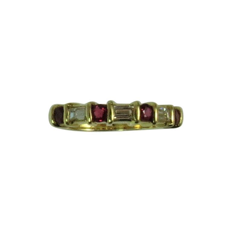 Anillo de oro amarillo de 18 quilates con rubíes redondos y baguettes en venta