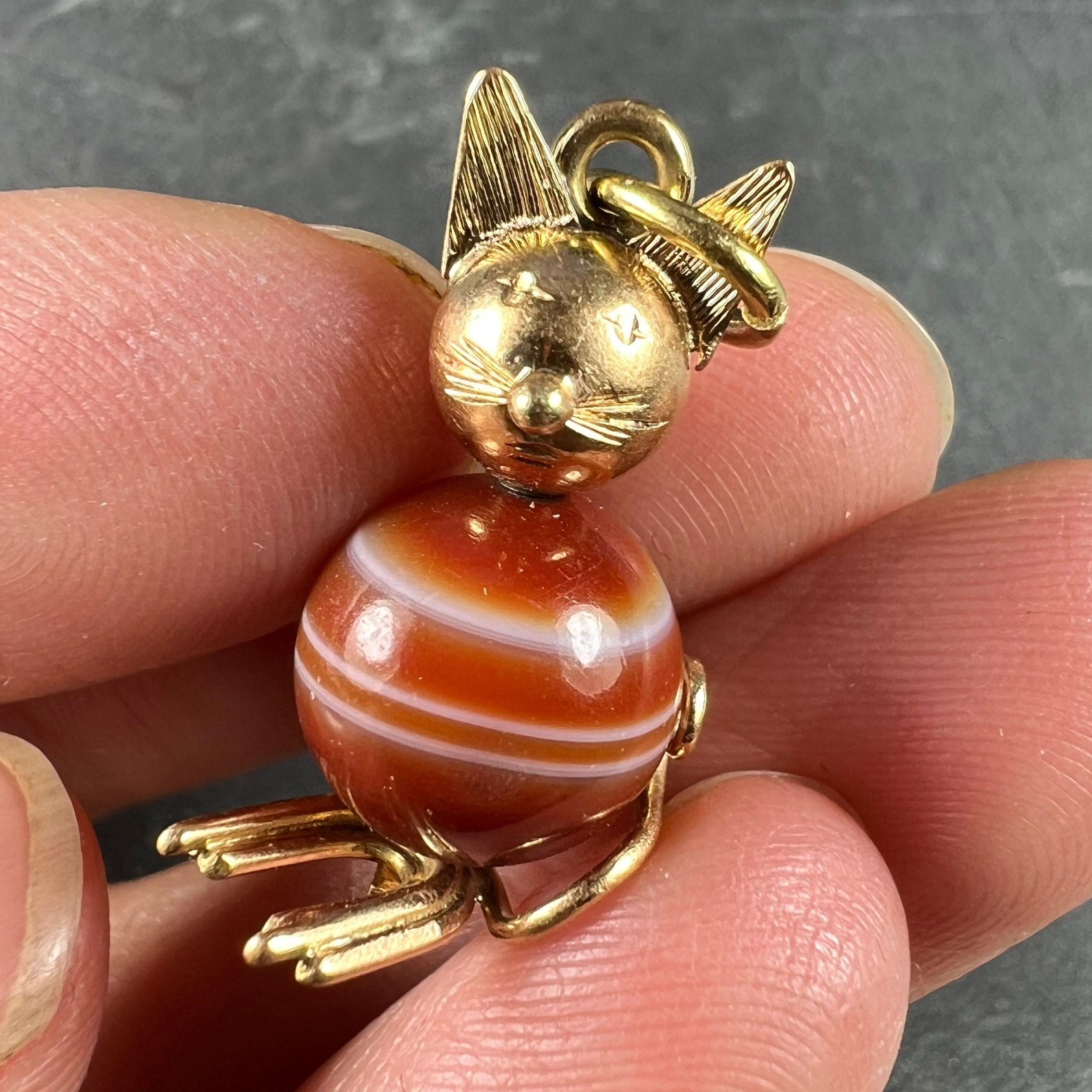 18 Karat Yellow Gold Banded Agate Cat Charm Pendant For Sale 1