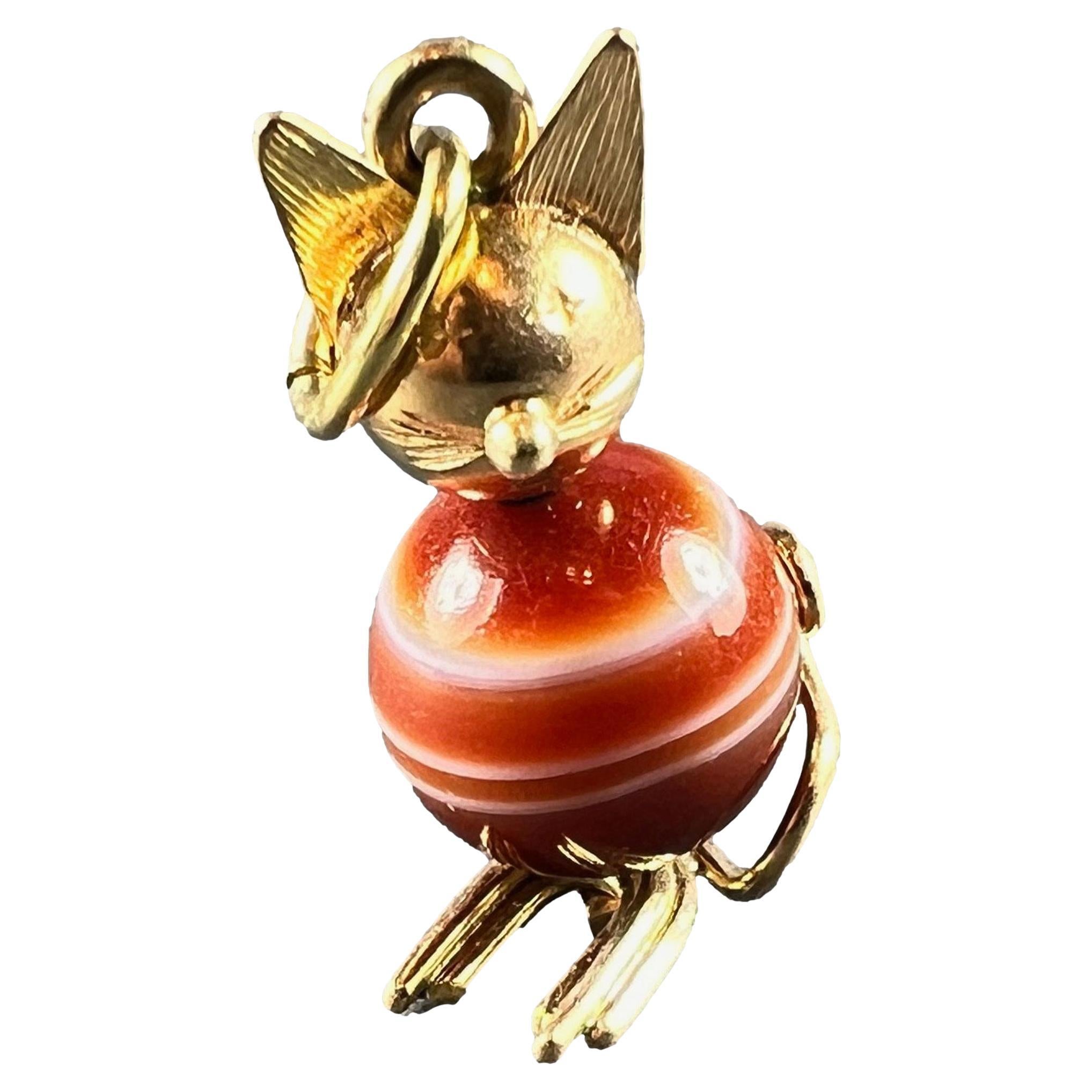 18 Karat Yellow Gold Banded Agate Cat Charm Pendant For Sale