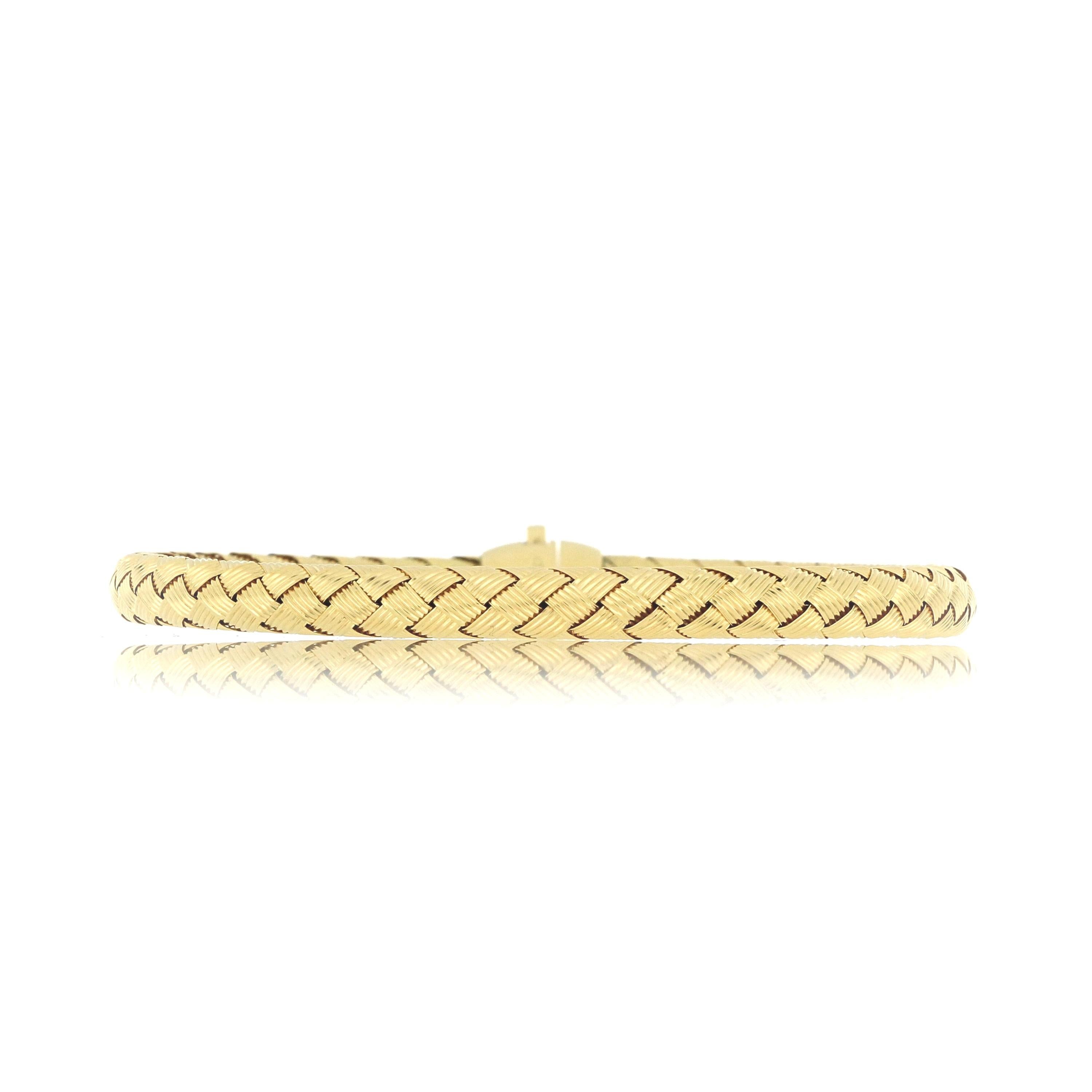 18 Karat Gold Bangle, Italian made with fabulous craftsmanship, fashionable and unique.
O’Che 1867 was founded one and a half centuries ago in Macau. The brand is renowned for its high jewellery collections with fabulous designs. Our designs reflect