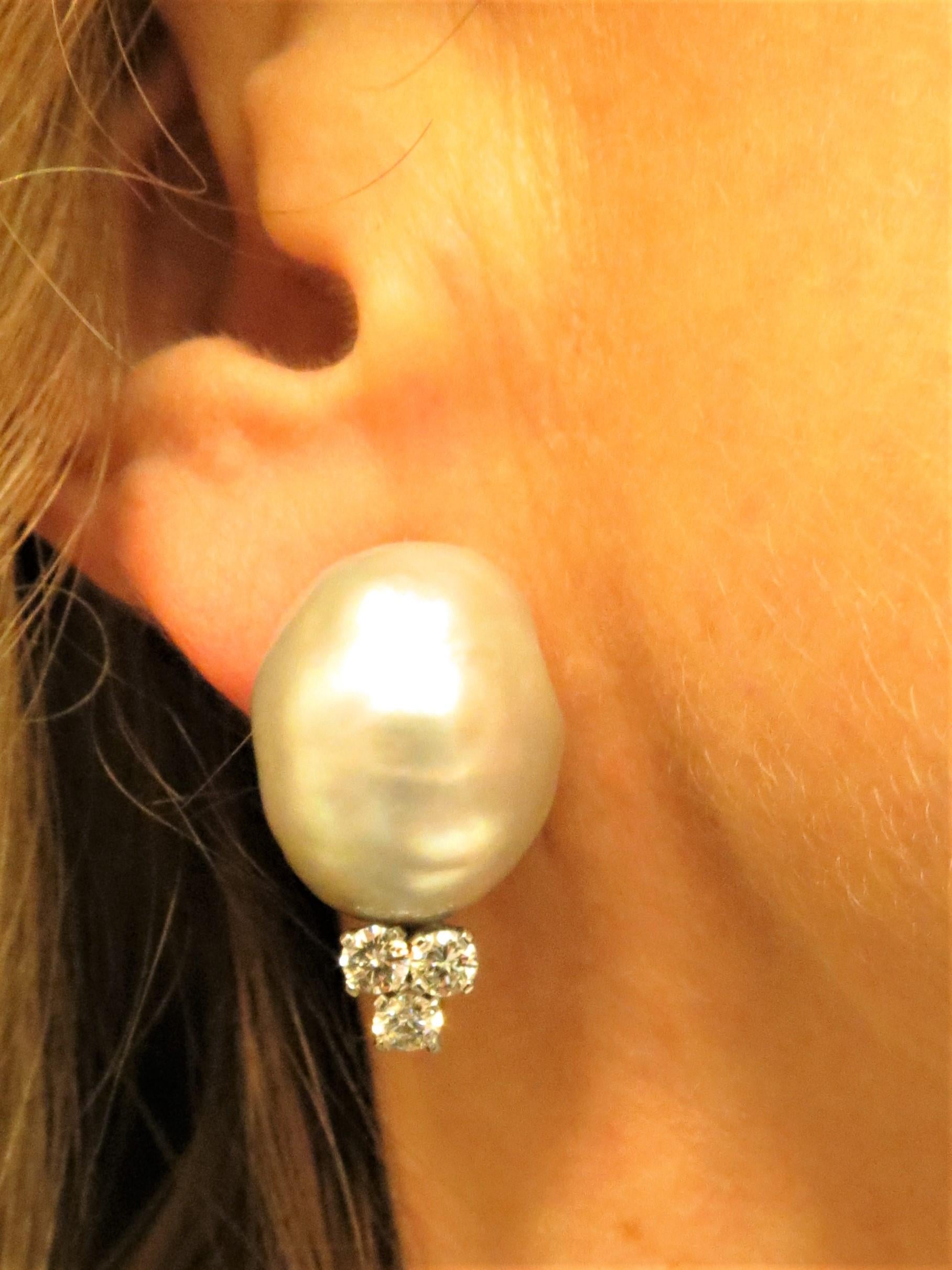 clips d'oreille en or jaune 18 carats en forme de perles d'eau douce baroques, perles mesurant 18.2 mm x 14.9 mm et 17.3 mm x 15.2 mm et 6 diamants ronds pleine taille pesant .60 cts au total, couleur GH, pureté VS2-SI1