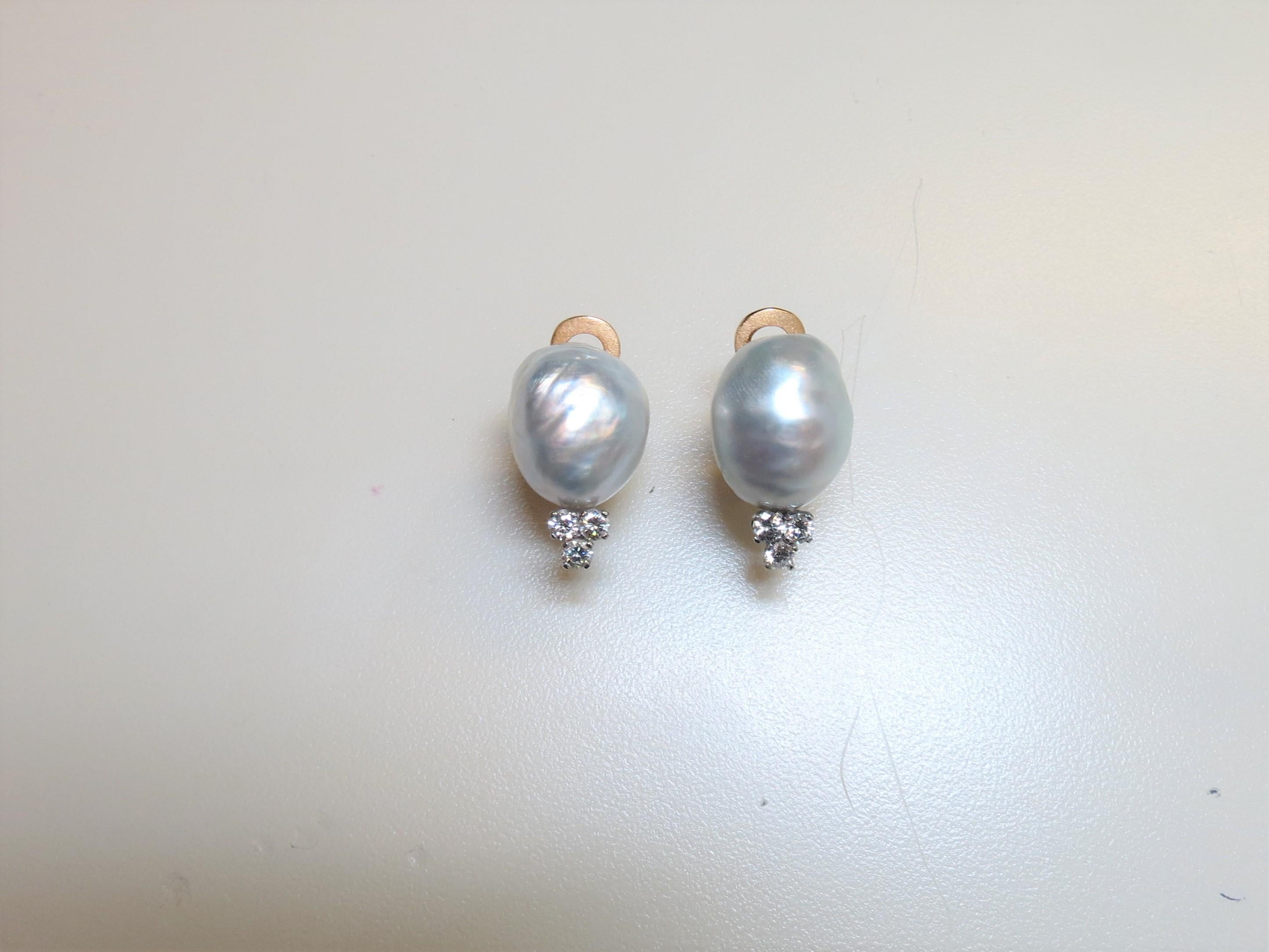 Taille ronde Clips d'oreilles baroques en or jaune 18 carats avec perles d'eau douce et diamants en vente