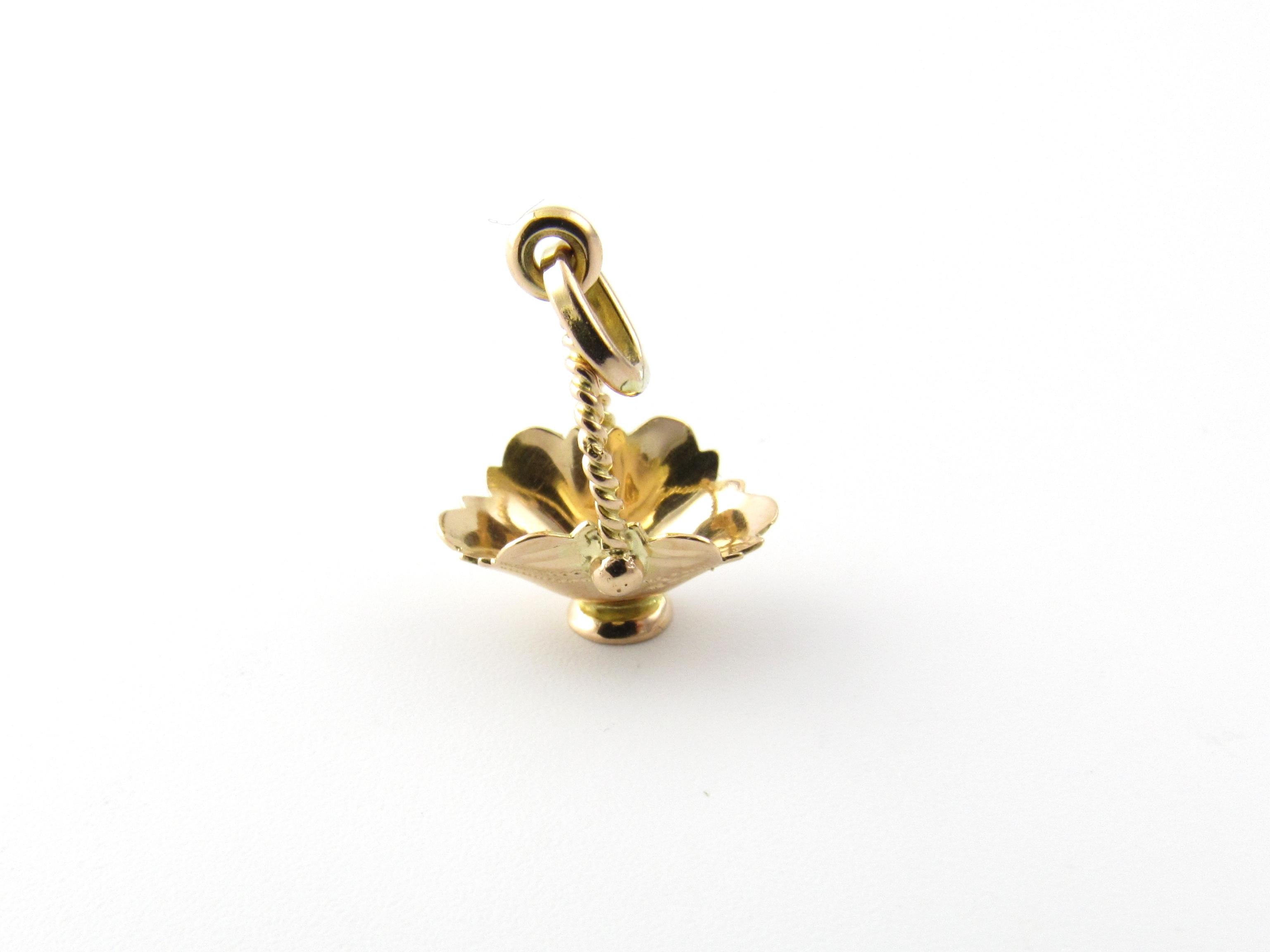 Vintage 18 Karat Yellow Gold Basket Charm

A tisket, a tasket!

This lovely 3D charm features a miniature basket beautifully detailed in 18K yellow gold.

Size: 18 mm x 14 mm (actual charm)

Weight: 0.8 dwt. / 1.3 gr.

Stamped: 750

Very good