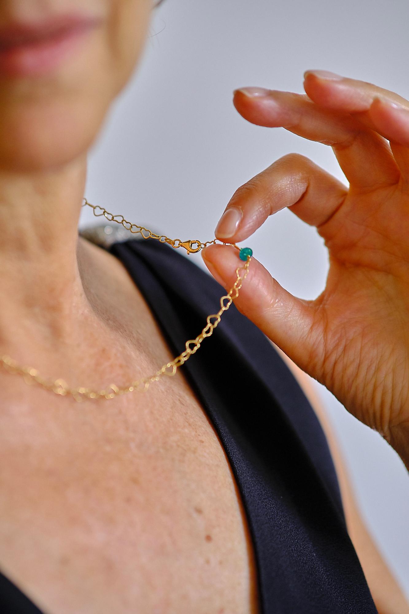 18 Karat Gelbgold Perlenschliff Smaragd gehämmerte kleine Herzen Kette Halskette im Angebot 4