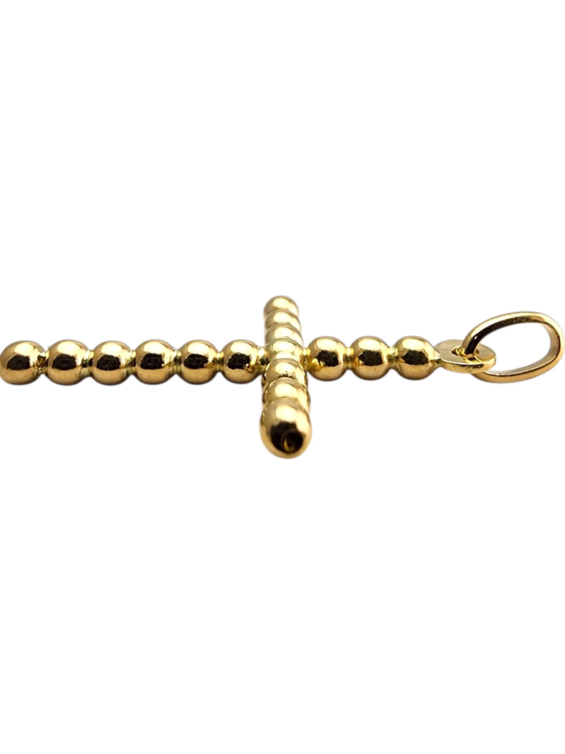 Ciondolo a forma di croce in oro giallo 18 carati con perline e design

Questo ciondolo a croce in oro giallo 18 carati presenta un elegante design a perline che aggiunge consistenza, profondità e fascino classico. La sua ricca tonalità dorata e la