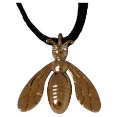 18 Karat Yellow Gold Bee Pendant Necklace with Diamonds