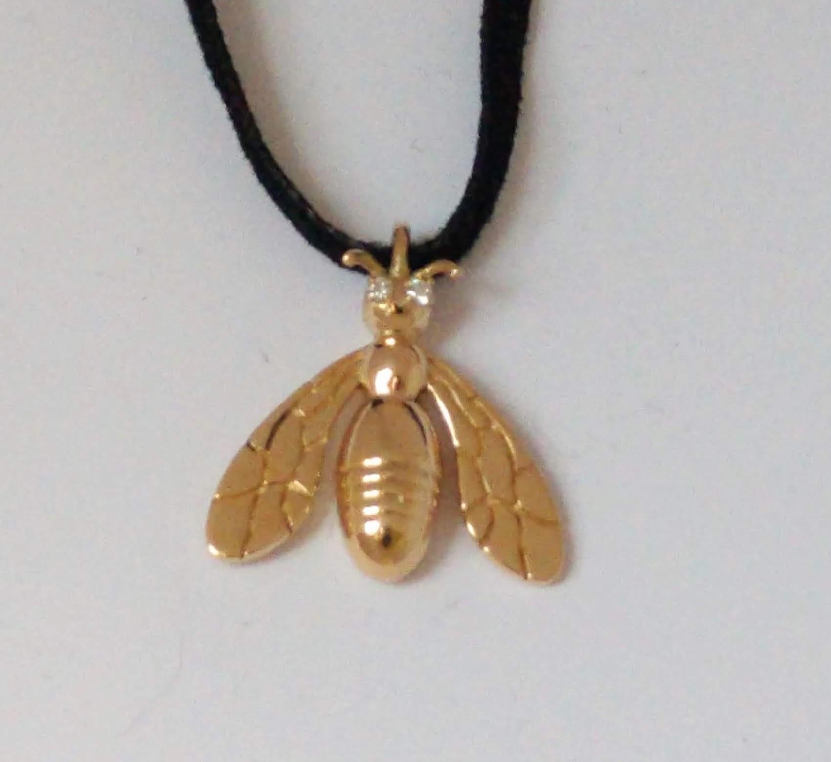 18 Karat Yellow Gold Bee Pendant Necklace with GIA Diamonds For Sale 3