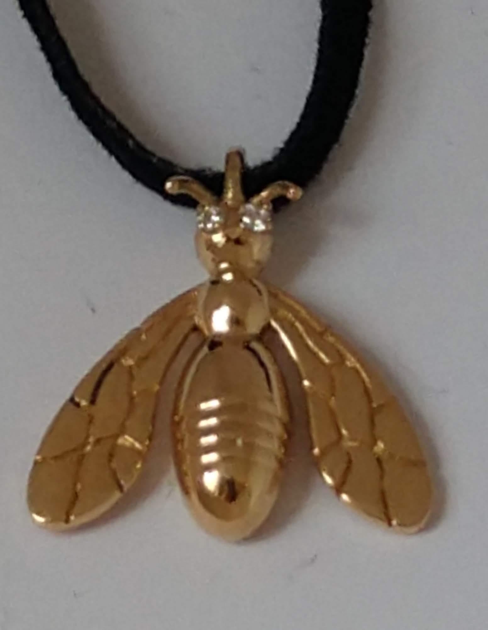 Contemporain Collier pendentif abeille en or jaune 18 carats avec diamants certifiés GIA en vente