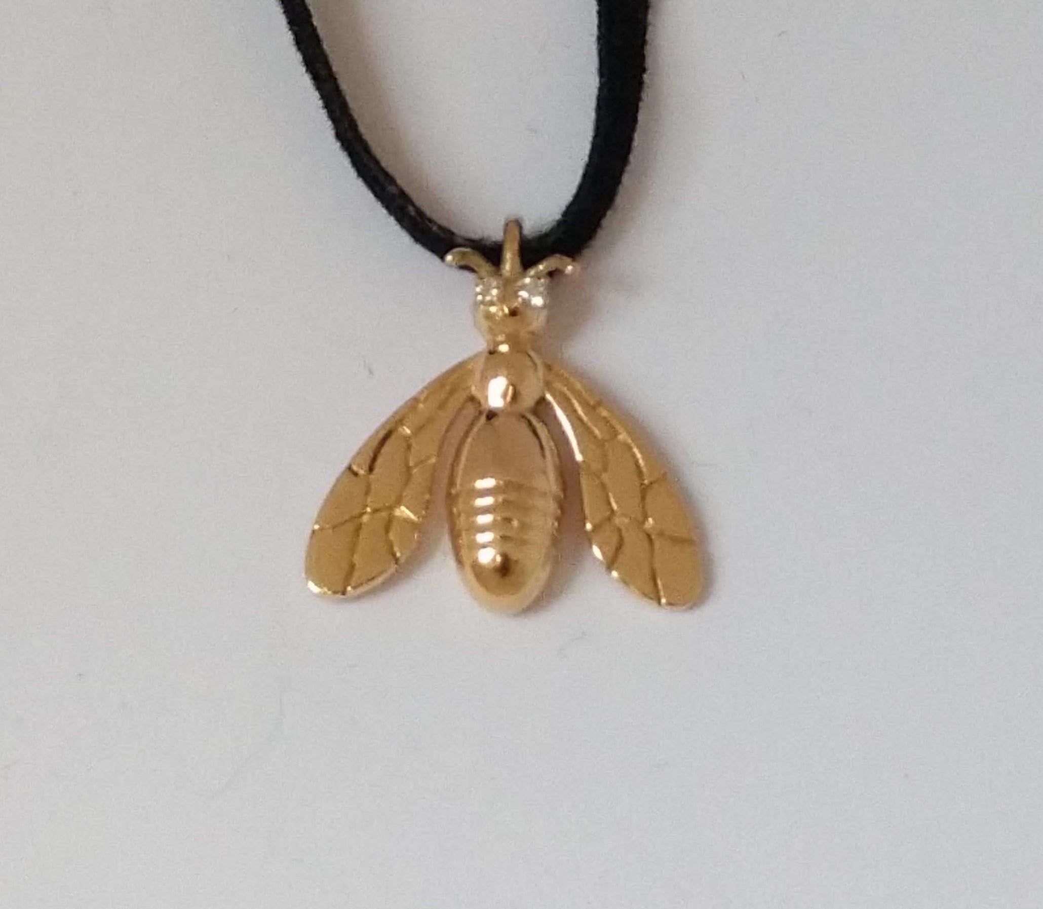 18 Karat Yellow Gold Bee Pendant Necklace with GIA Diamonds For Sale 2