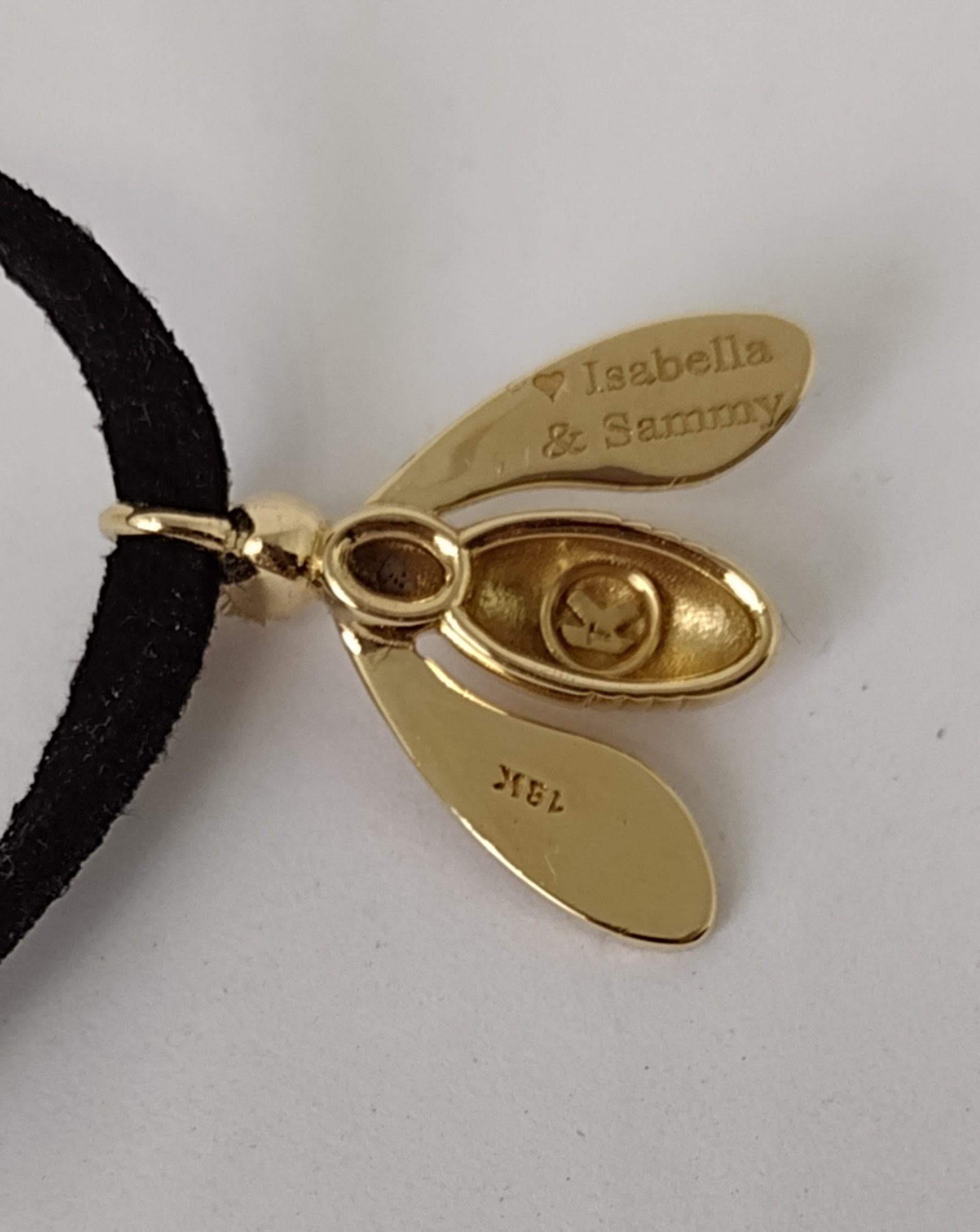 Taille ronde Collier pendentif en forme d'abeille en or jaune 18 carats avec rubis en vente