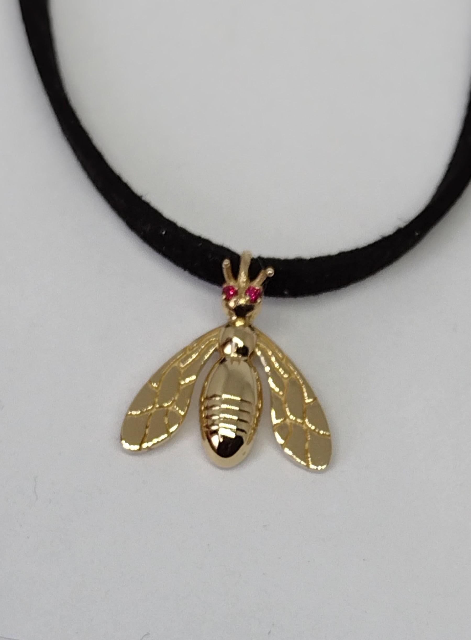 Contemporain Collier pendentif en forme d'abeille en or jaune 18 carats avec rubis en vente