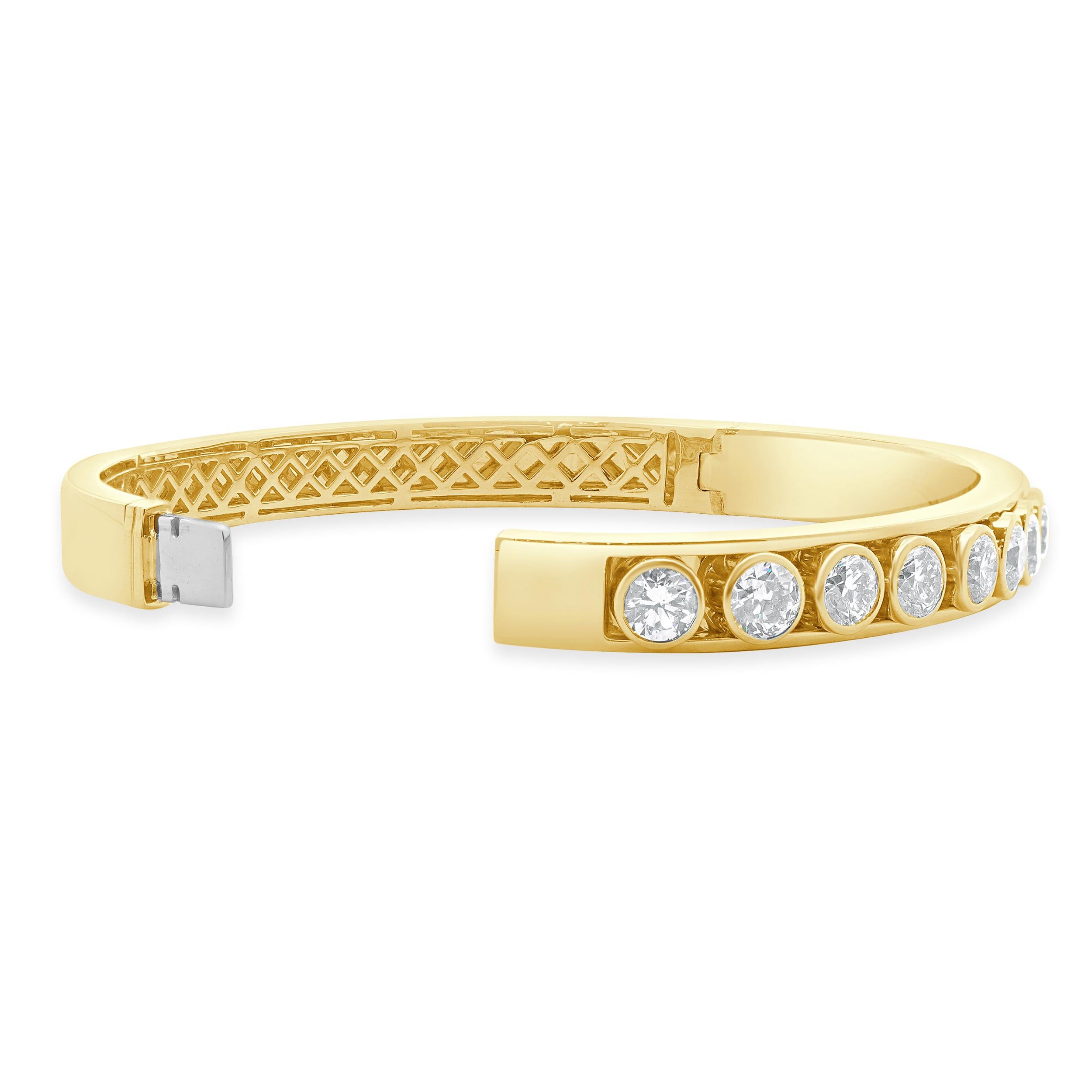 18 Karat Yellow Gold Bezel Set Diamond Slide Bangle Bracelet In Excellent Condition For Sale In Scottsdale, AZ