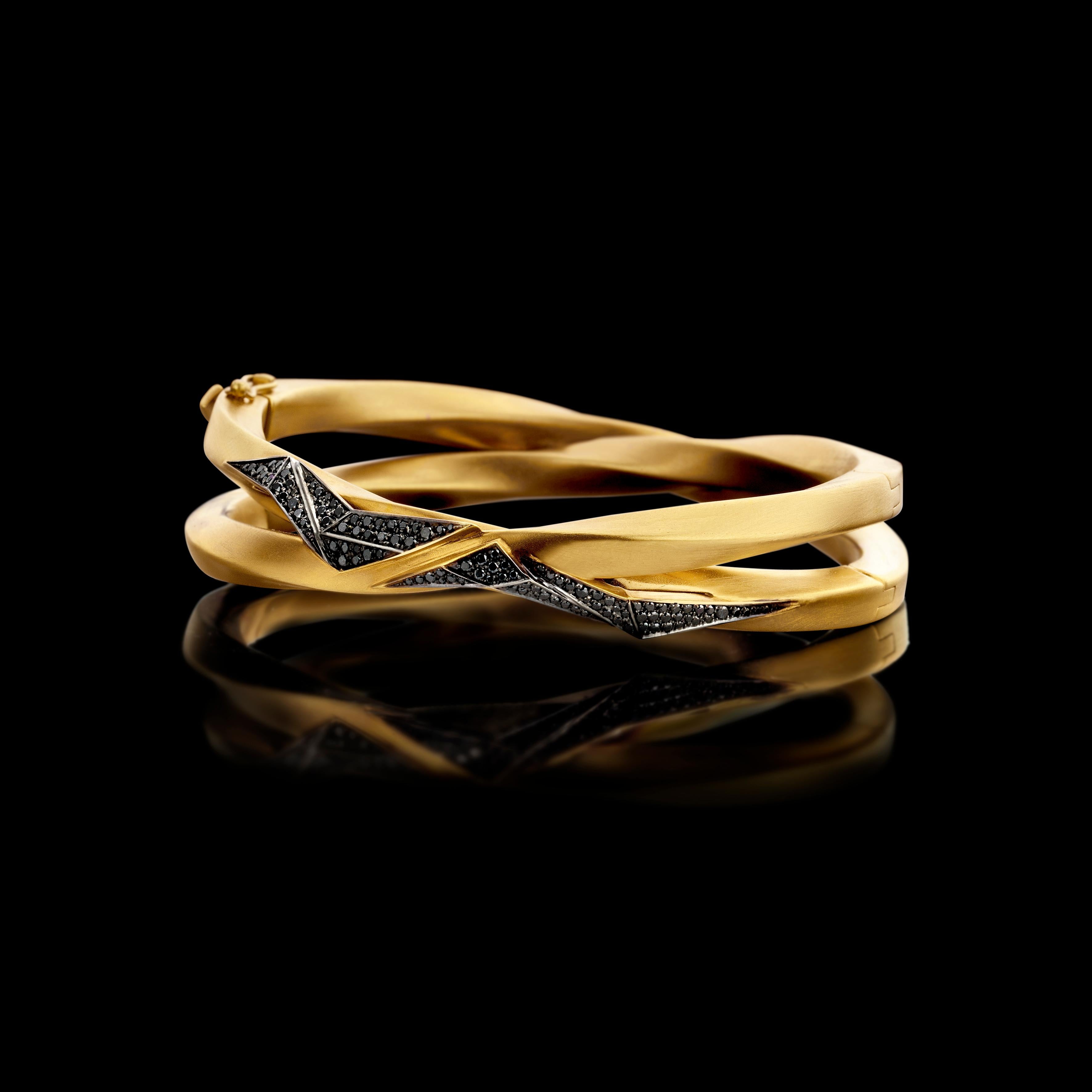 Round Cut 18 Karat Yellow Gold, Black and White Diamond Carioca Bracelet For Sale
