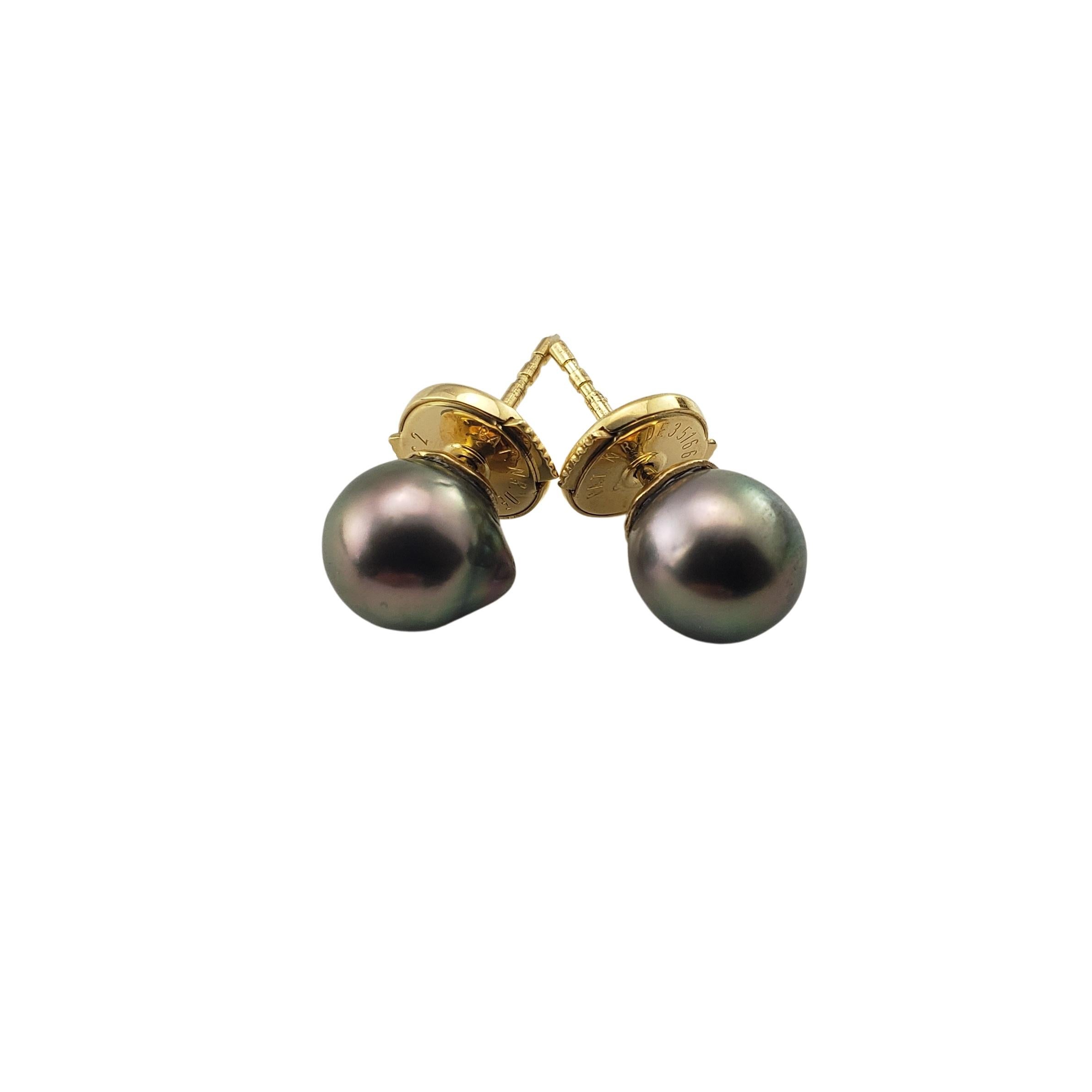 18 Karat Yellow Gold Baroque Black Pearl Stud Earrings-

These elegant stud earrings each feature one  black baroque pearl (8 mm) set in classic 18K yellow gold.  Push back closures.

Size:  8 mm

Weight:  2.0 dwt. /  3.2 gr.

Stamped:  750  PAT  NR