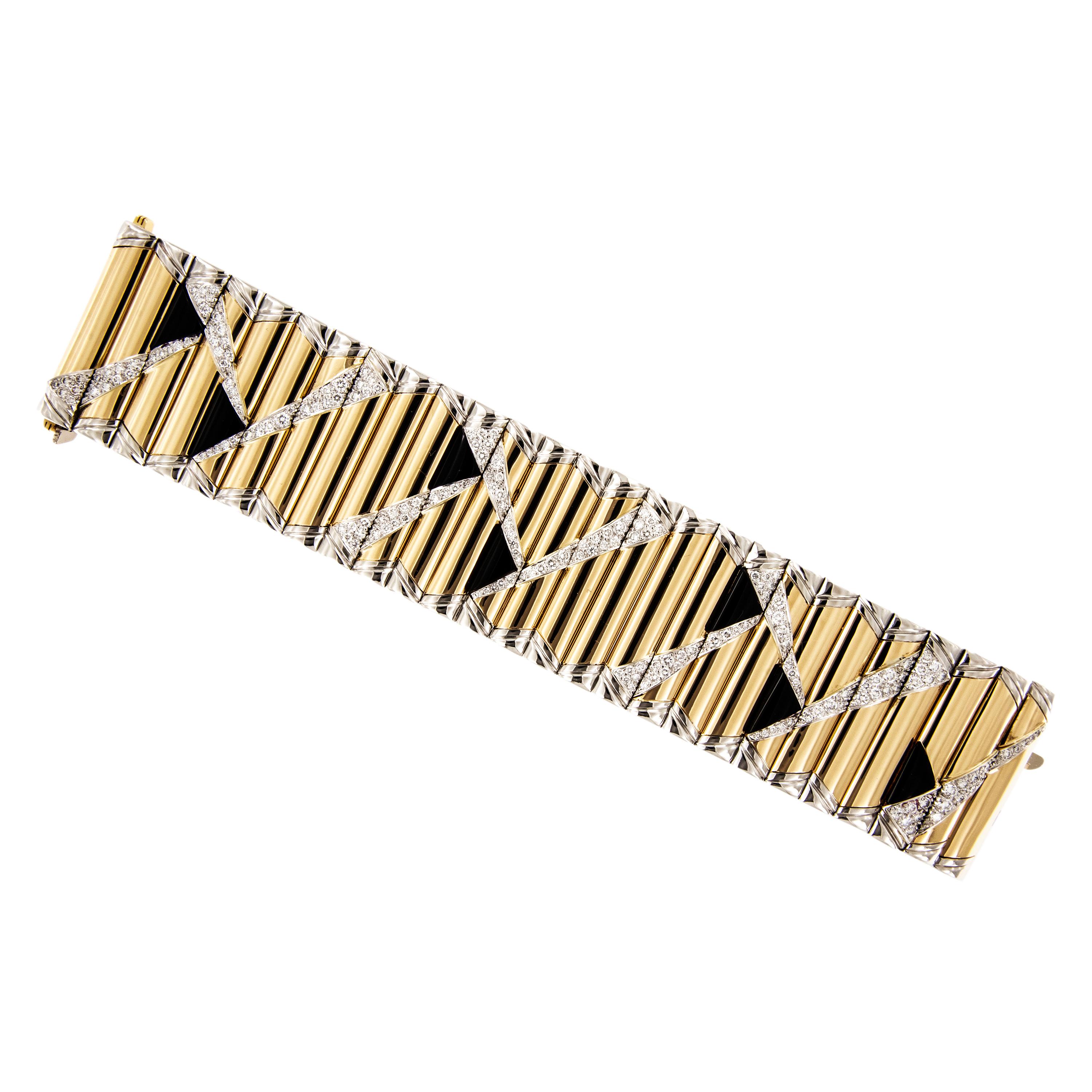 Bracelet large unique de style déco par Michael Bondanza. Ses collections sont un hommage au monde de l'art et aux designs inspirants de la ville de New York depuis 1976. Tous les bijoux sont fabriqués avec soin, du début à la fin, à partir de