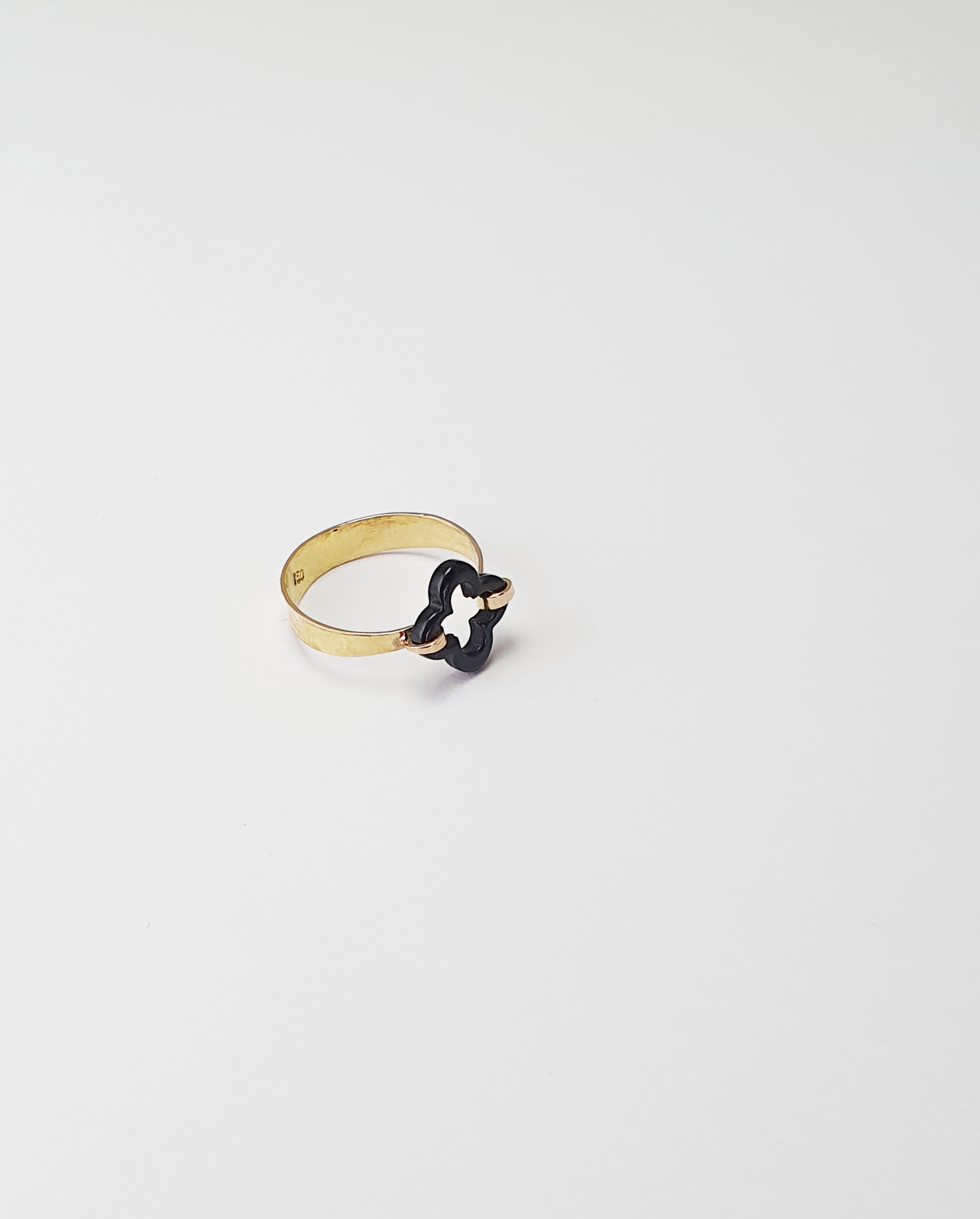 18 kt Yellow Gold ring with Black Onyx
Handmade
Gold color: Yellow
Ring size: 4 3/4 US
Total weight: 0.99 grams

Set with:
- Onyx
Cut: Cabochon
Color: Black
