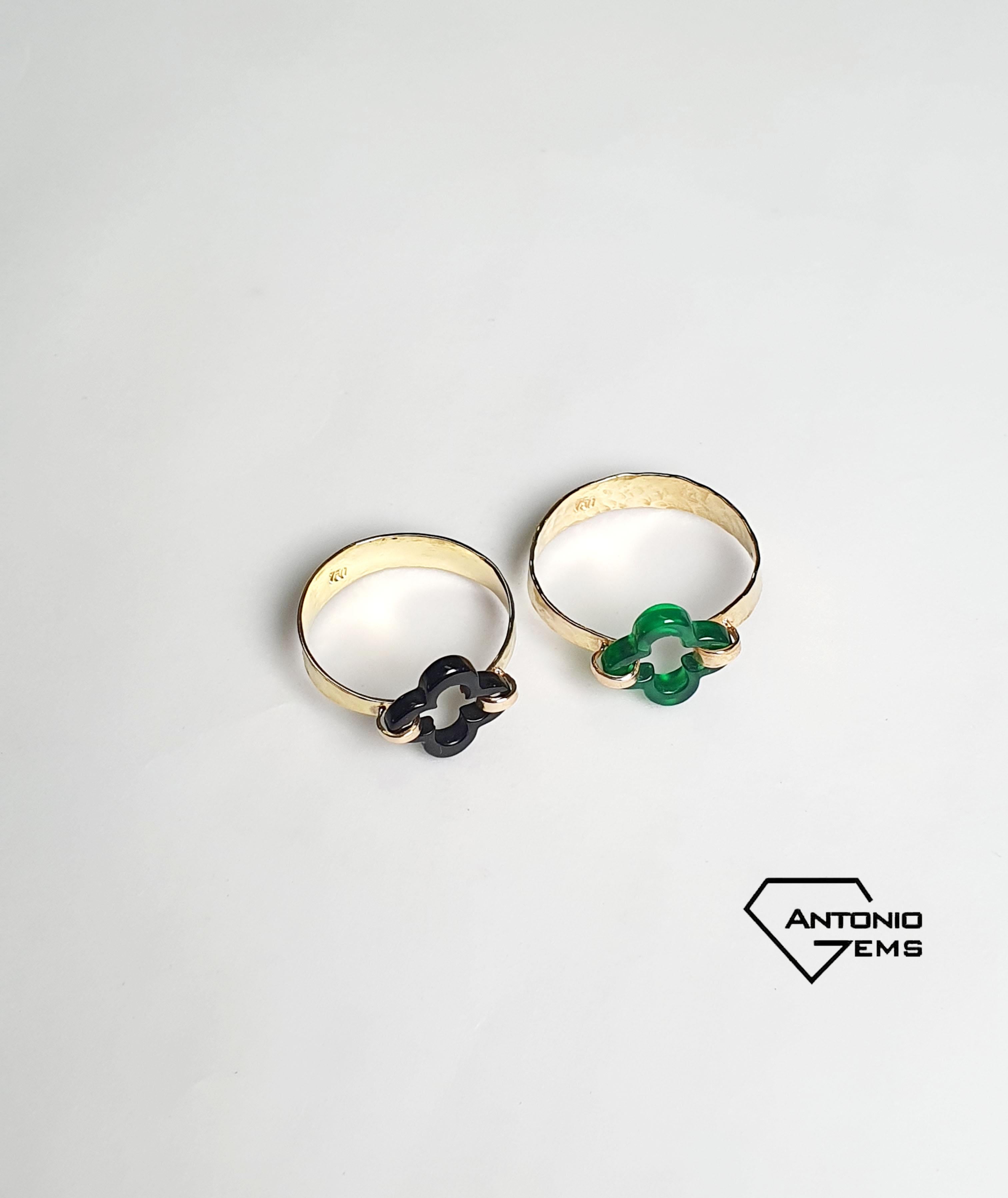 18 Karat Yellow Gold Black Onyx Ring For Sale 1