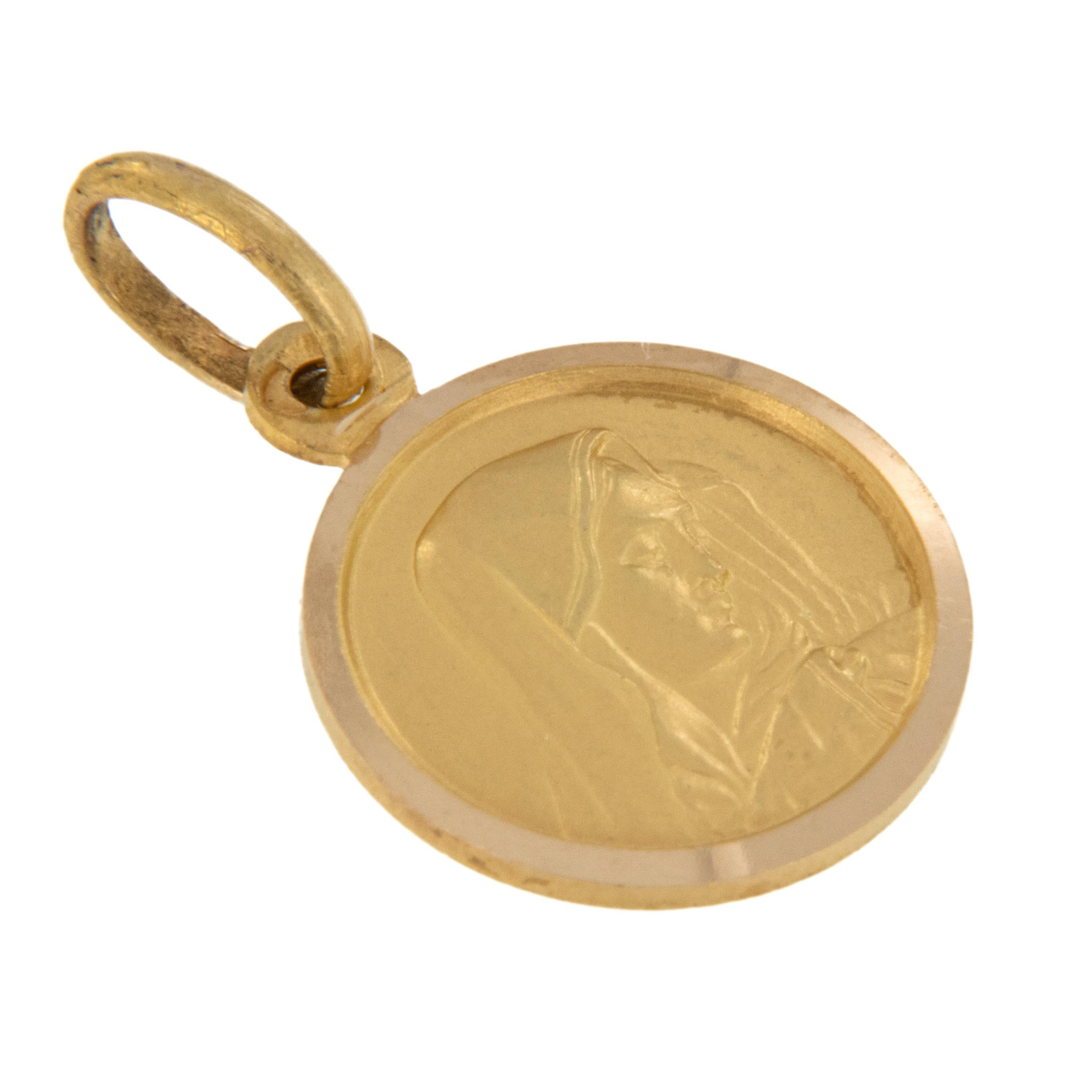 Klassische Medaille aus 18-karätigem Gelbgold Selige Maria, Schmerzensmutter. 
Diese religiöse Medaille ist für Menschen gedacht, die gelitten haben oder weiter leiden, in der Hoffnung, das Glück zu finden, das der Glaube an Gott uns immer geschenkt